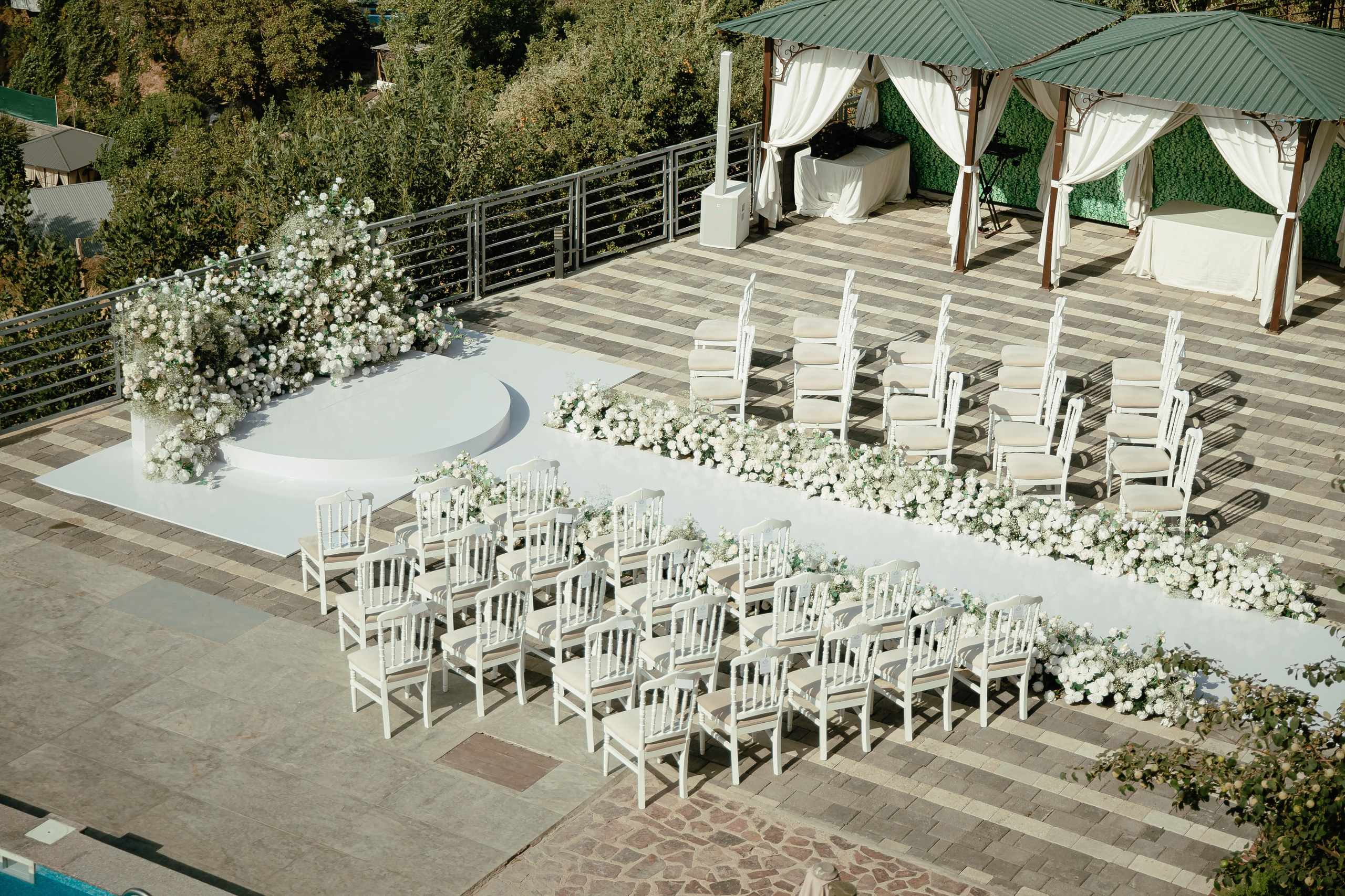 Thomas & Suyumbika. Главная