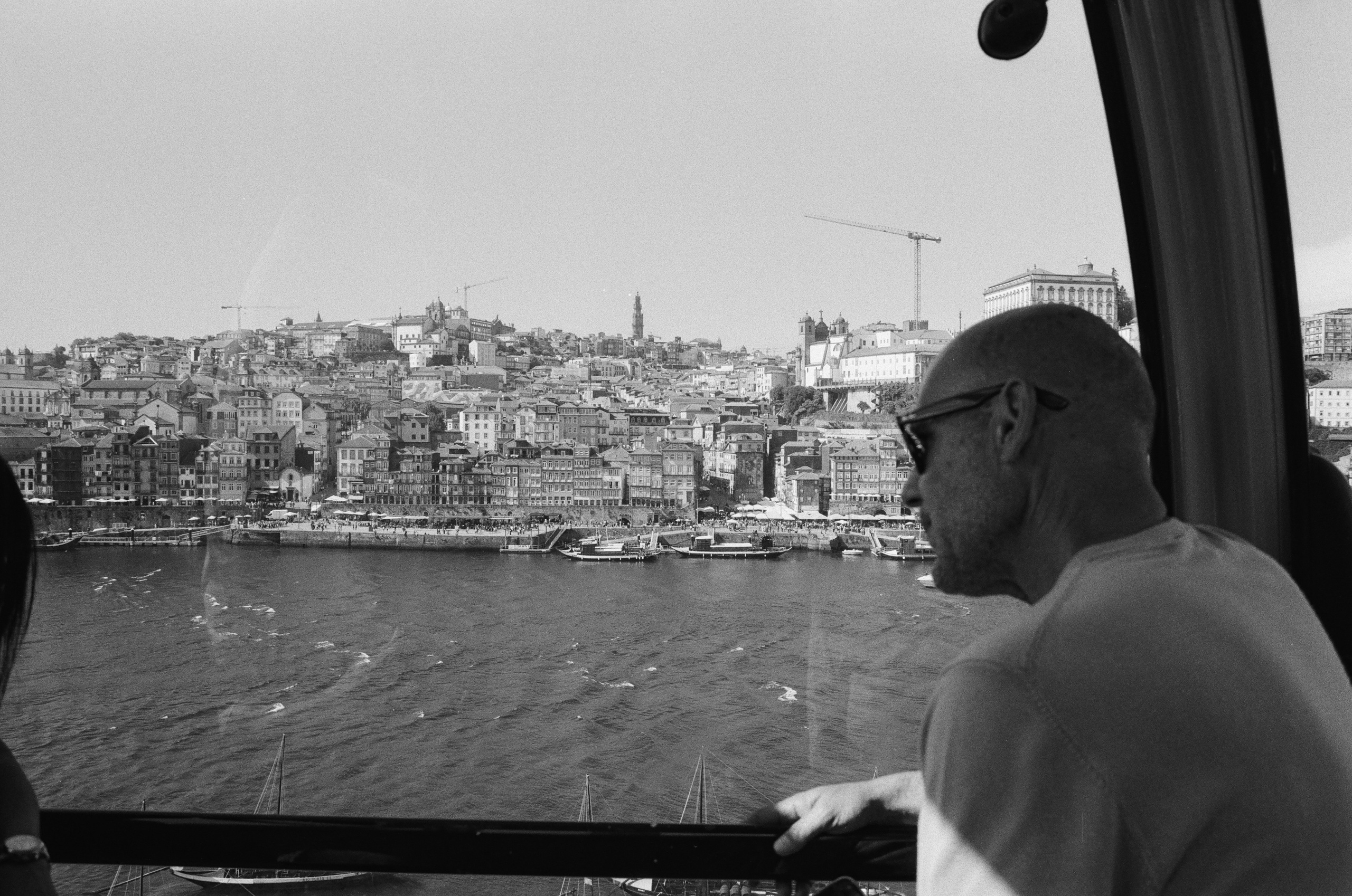 Blick aus der Seilbahn auf Porto und den Fluss Douro