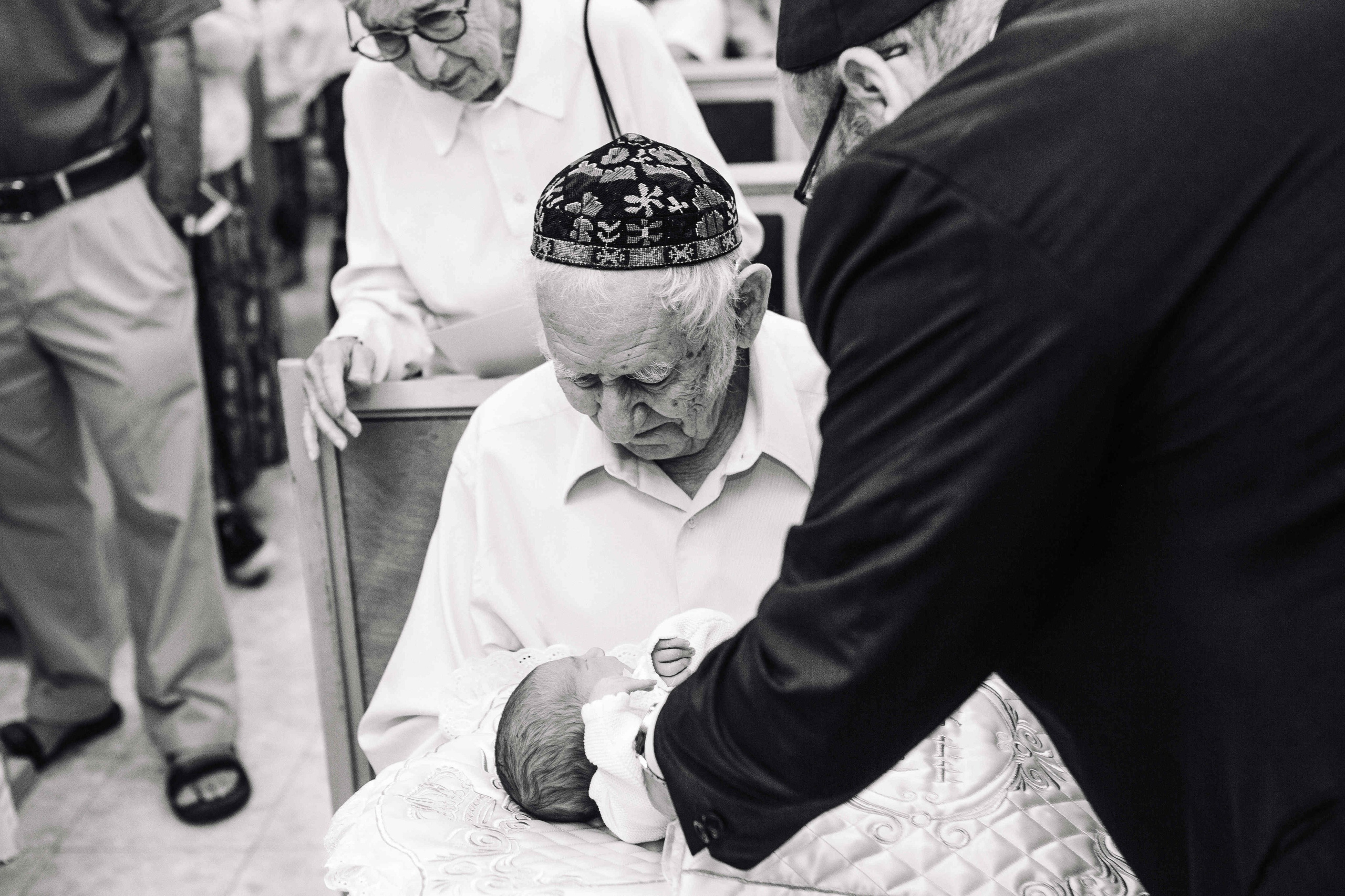 BRITH MILA IN THE SMALL SYNAGOGUE. PHOTOGRAPHER IN ISRAEL