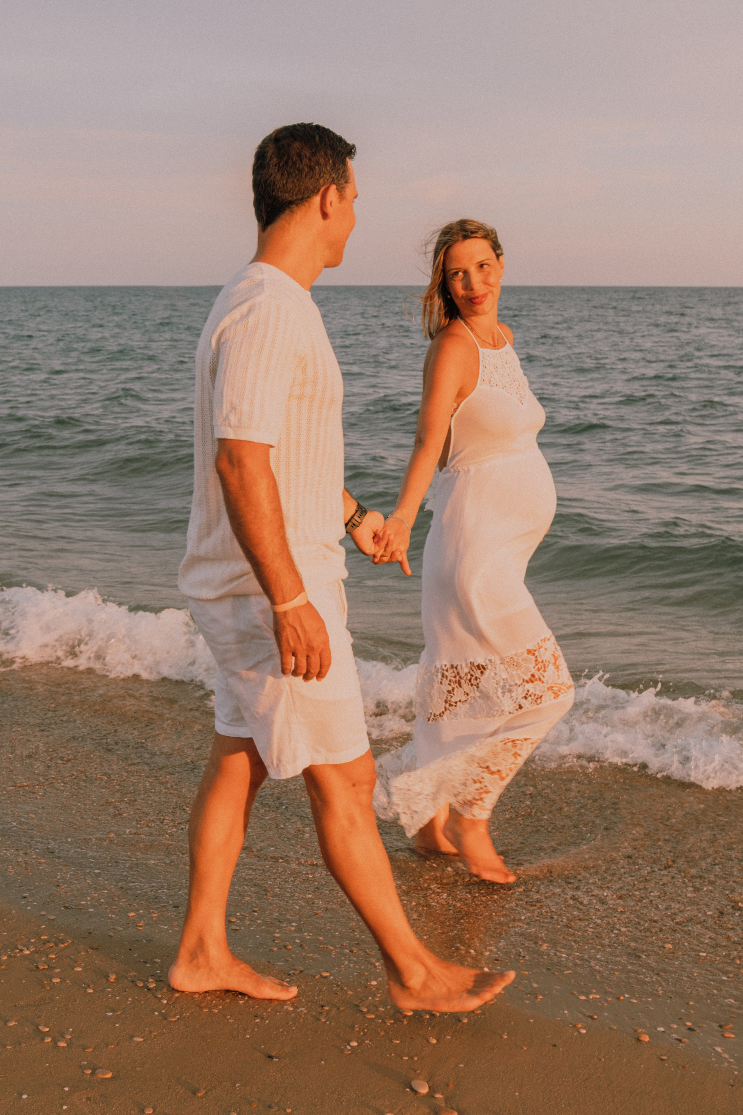 Sesión embarazo en la playa. Fotografía profesional en Calafell - Elena Medvedeva
