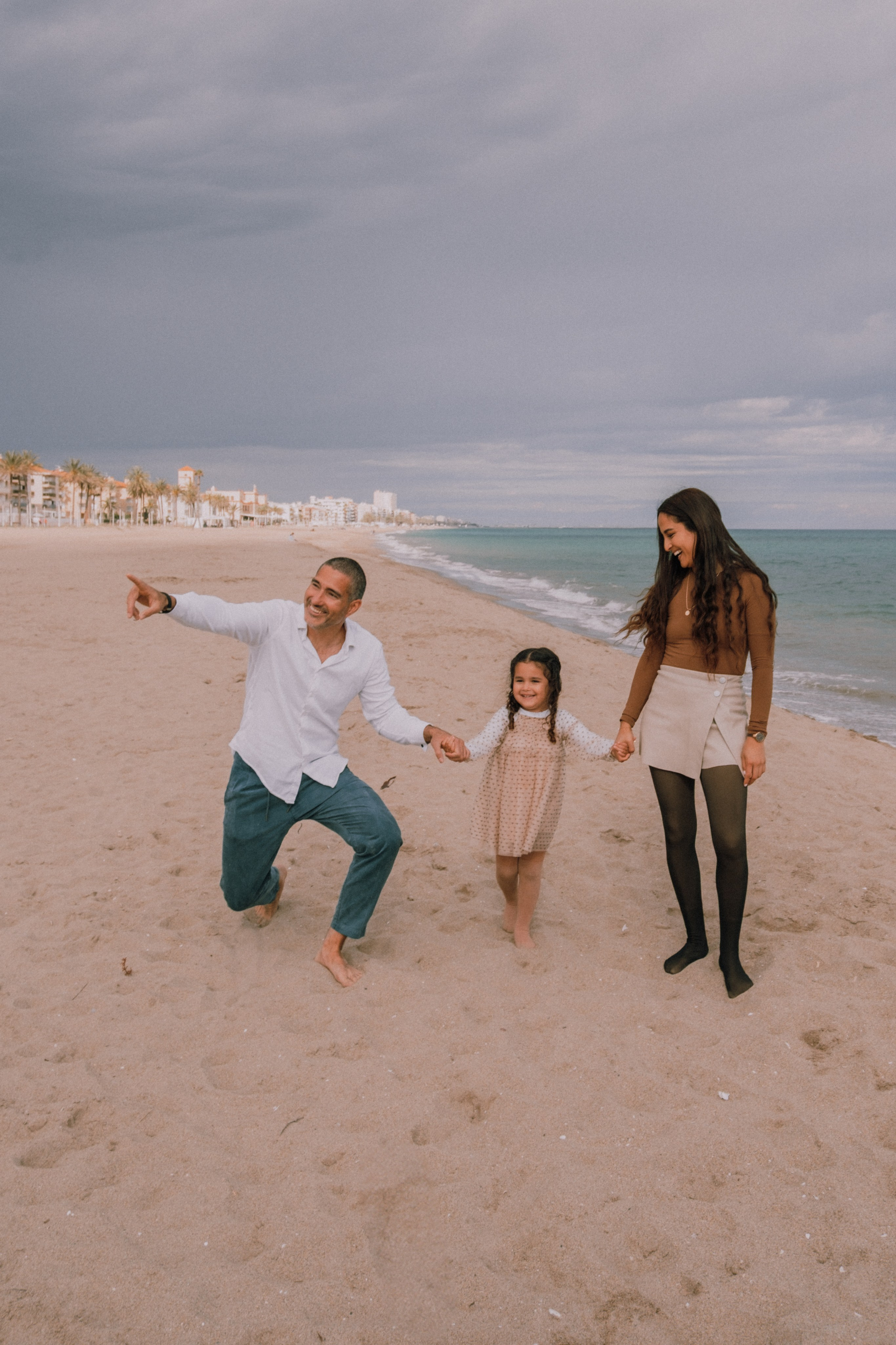 Sesión familiar en la playa. Fotografía profesional en Calafell - Elena Medvedeva