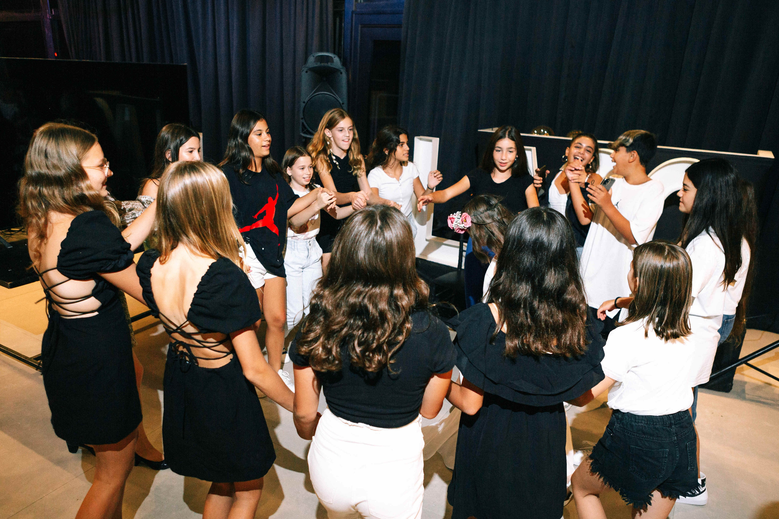 PARTY WITH FRIENDS. Https://shi-photo.com/