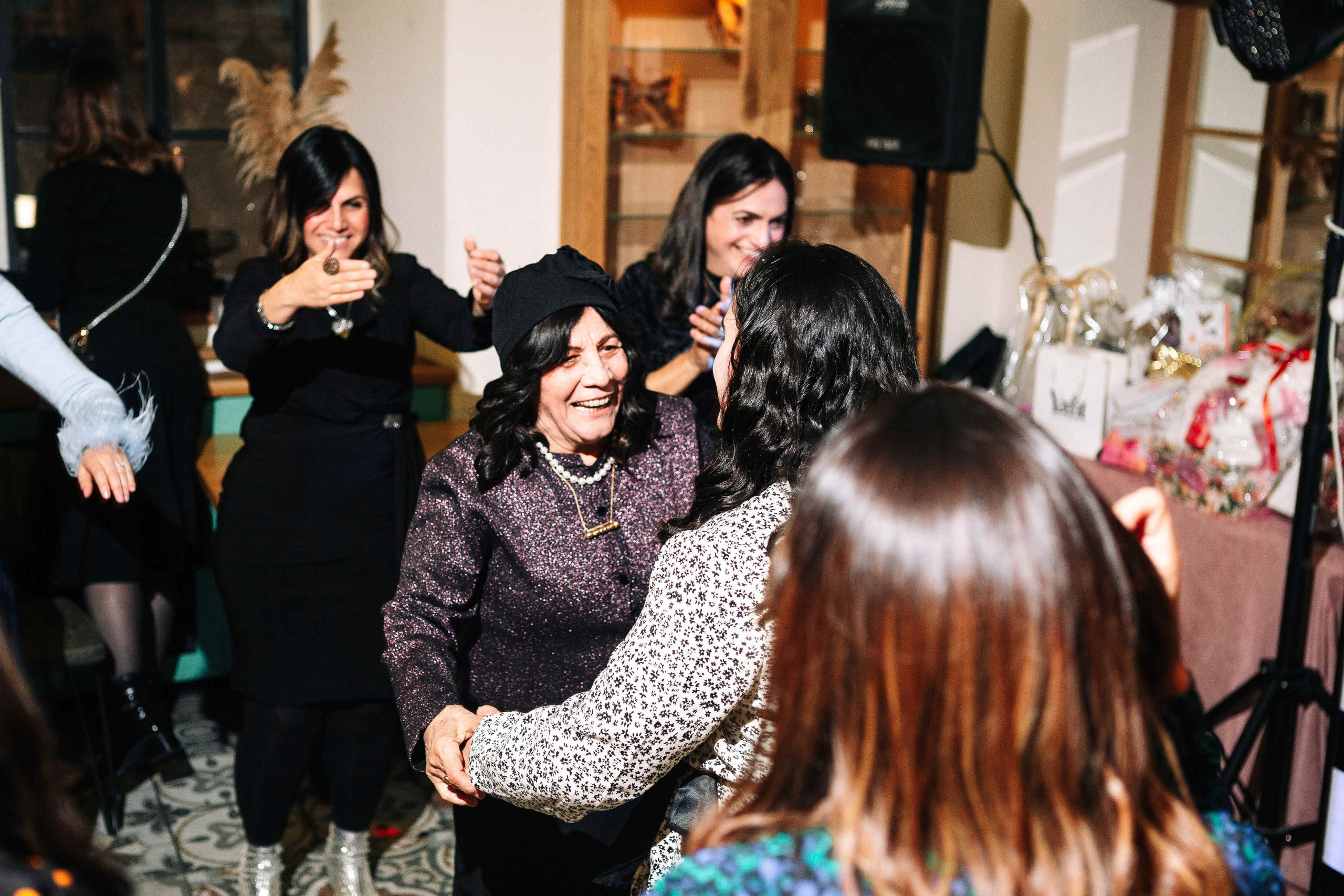 PARTY IN A RESTAURANT WITH THE WHOLE FAMILY. Https://shi-photo.com/