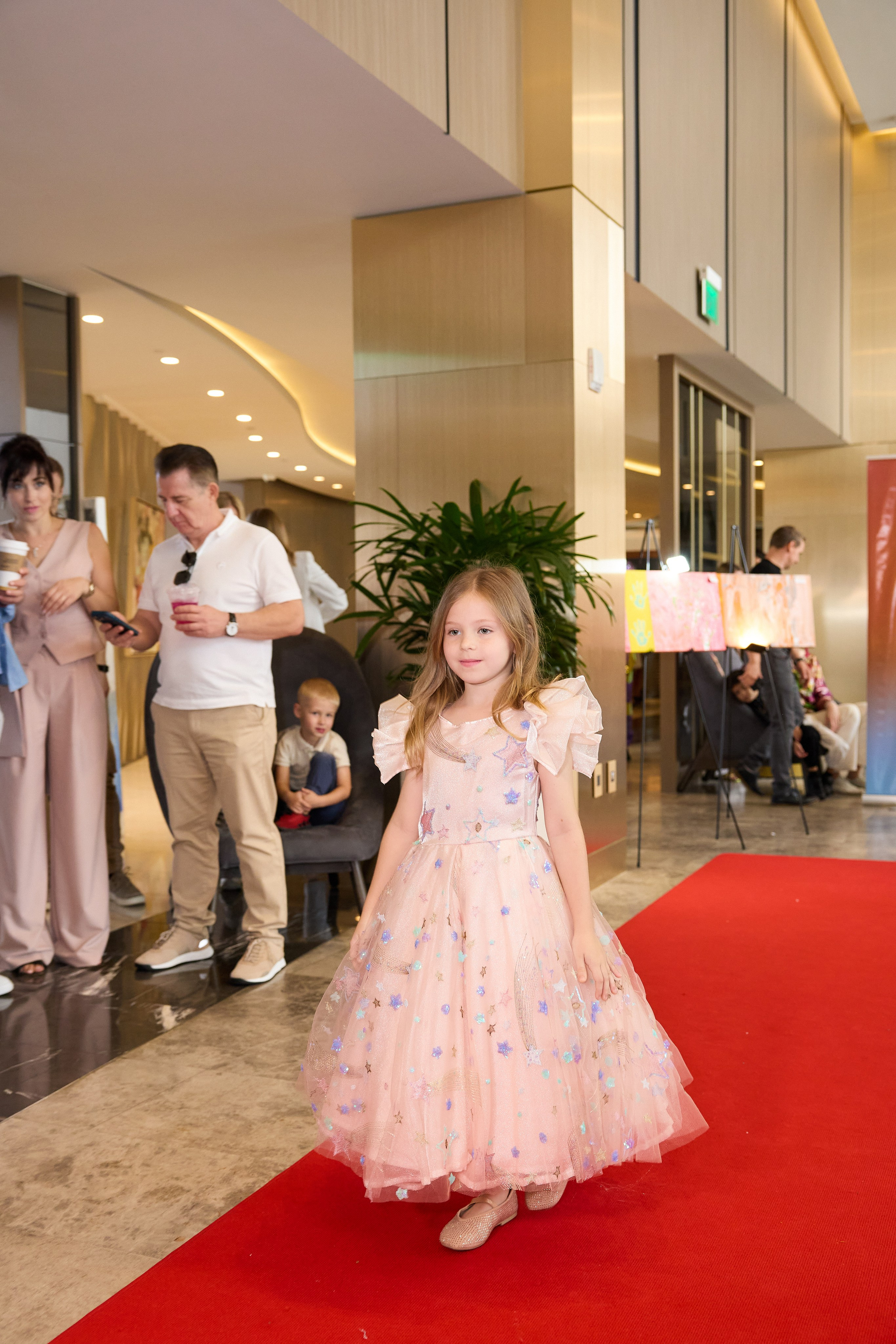 Авторская благотворительная художественная выставка Дианы Бортник. Фотограф Юлия Маковеева