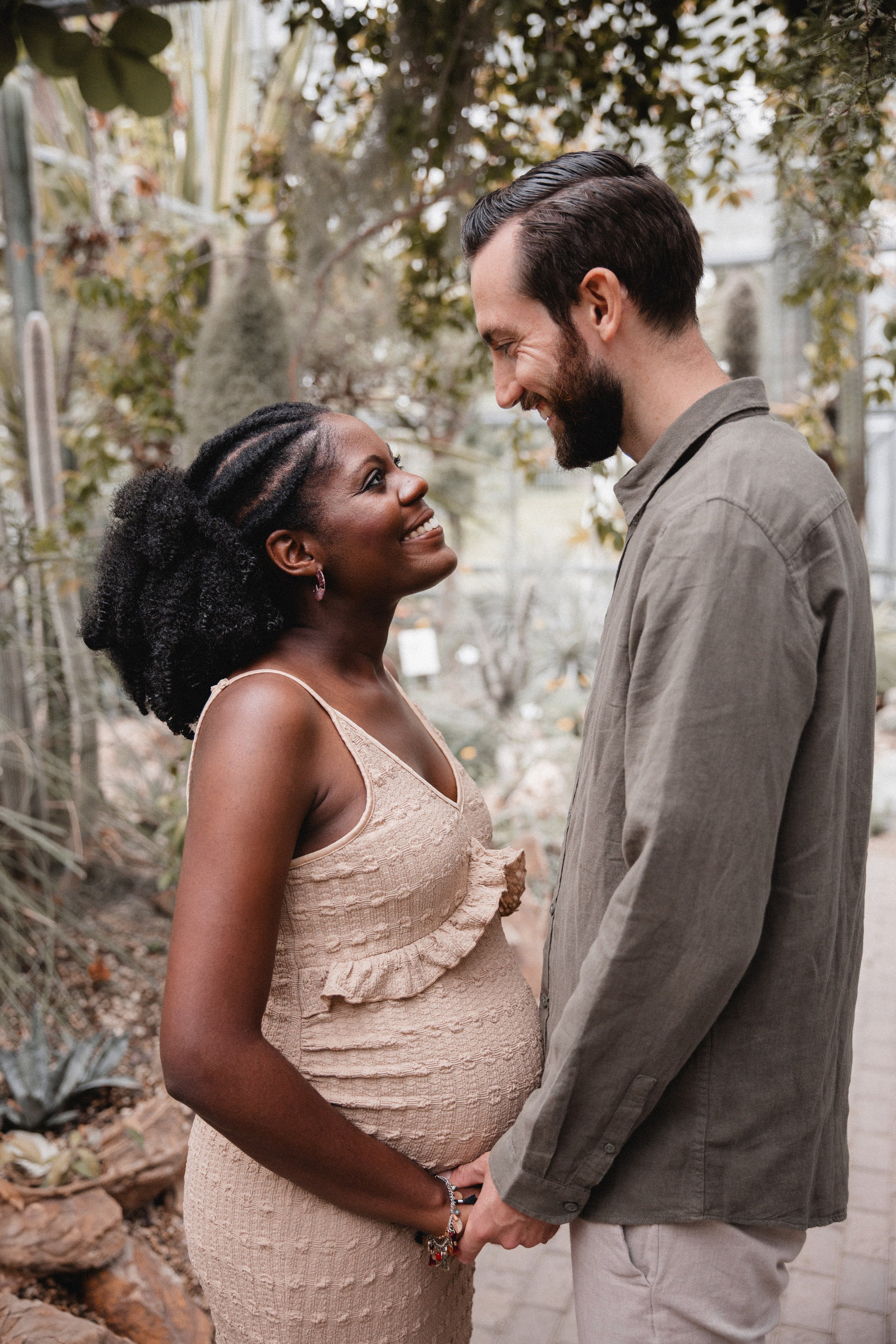 Babybauch Shooting im Botanischen Garten Bochum | Reiche Fotografie. Hochzeitsfotografin Bochum | Halyna Reiche Fotografie NRW