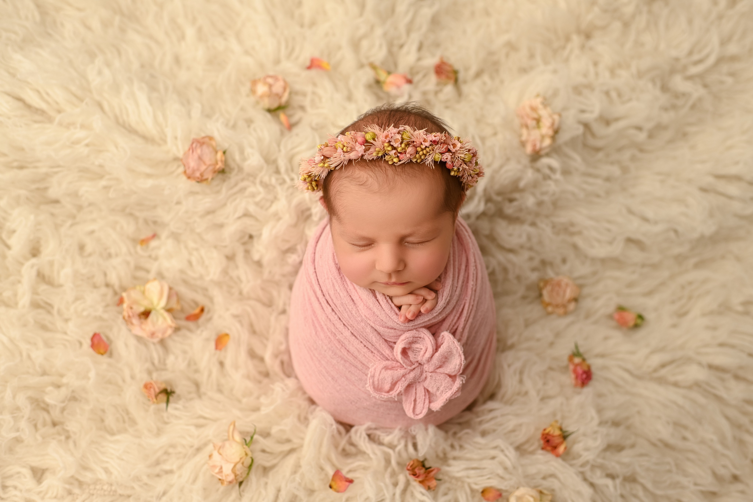 Professionelles Babyshooting mit Neugeborenem im Tuch, Fotografin in Niederzier und Jülich