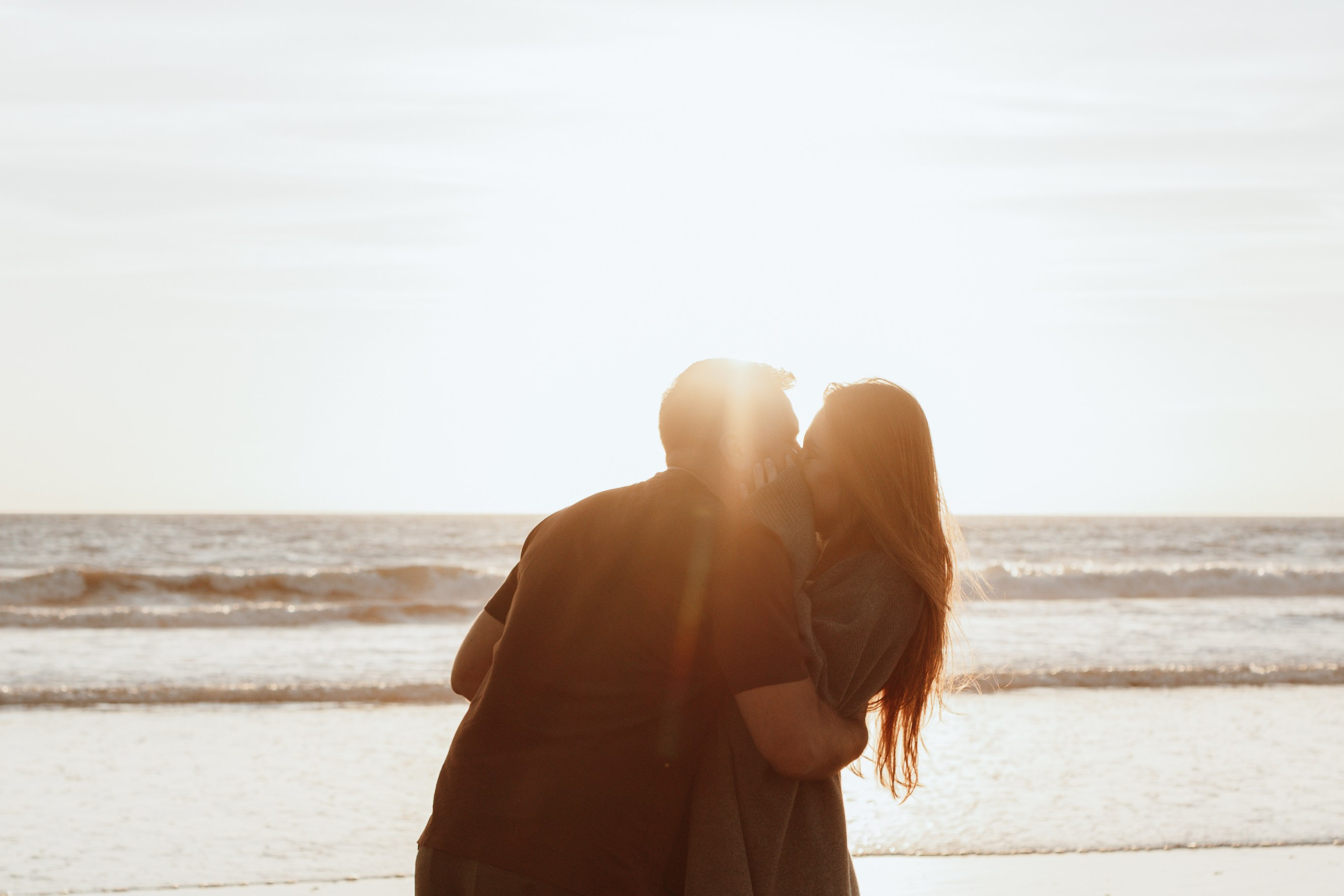 Sunset maternity photoshoot. Annah Louwagie — Lifestyle photographer for couples, families & brands | France & worldwide