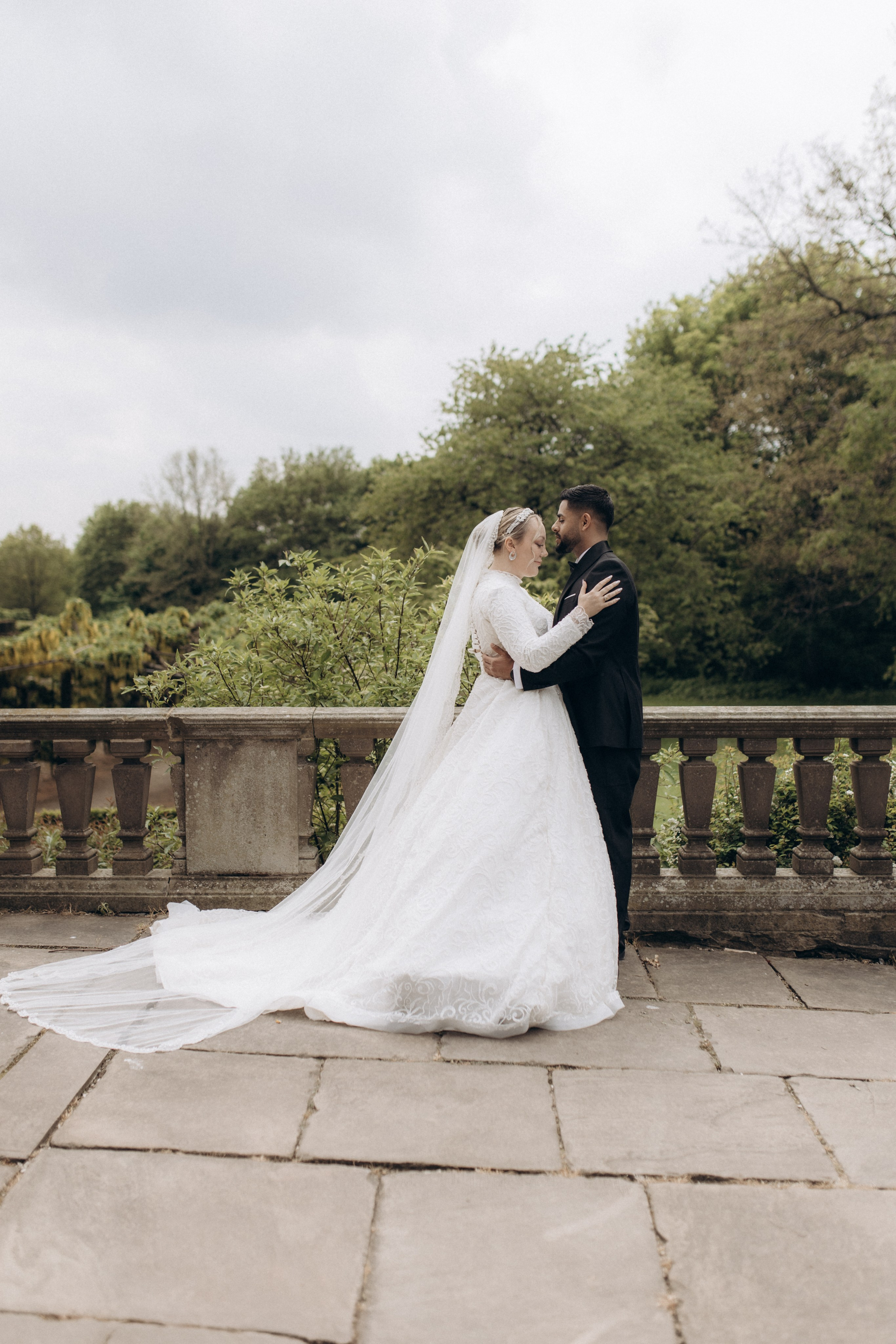 Love in the Garden. Wedding and Portrait Photographer Evie Moon