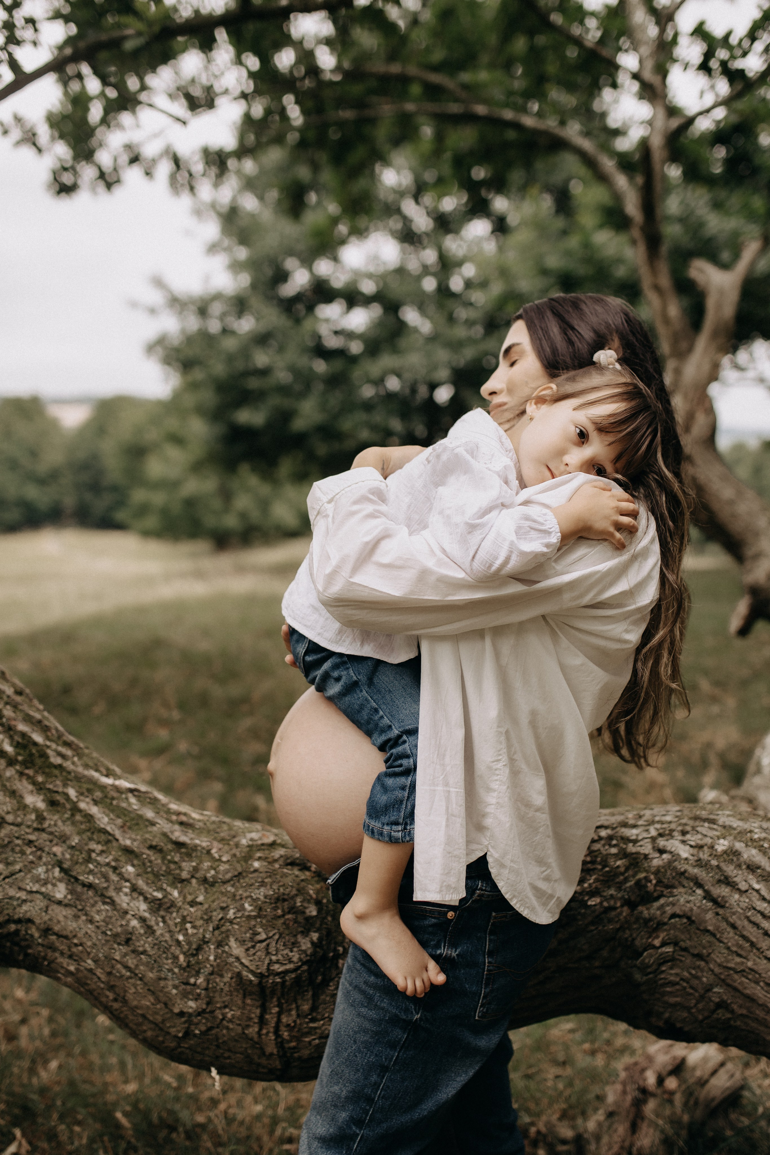 Growing life, holding love. Wedding and Portrait Photographer Evie Moon