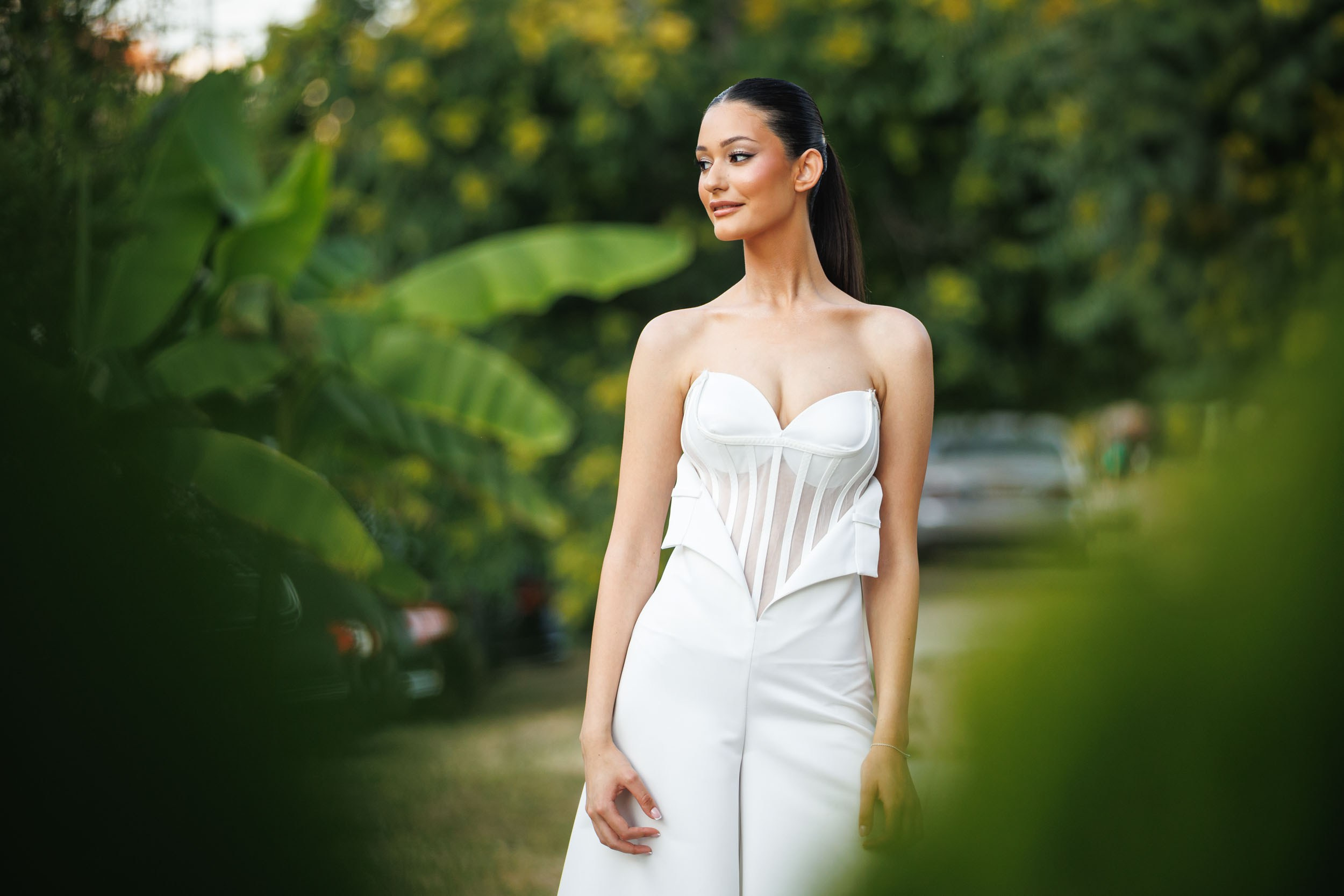 Portret u bašti Showroom-a, profesionalno fotografisanje 18. rođendana u Novom Sadu.