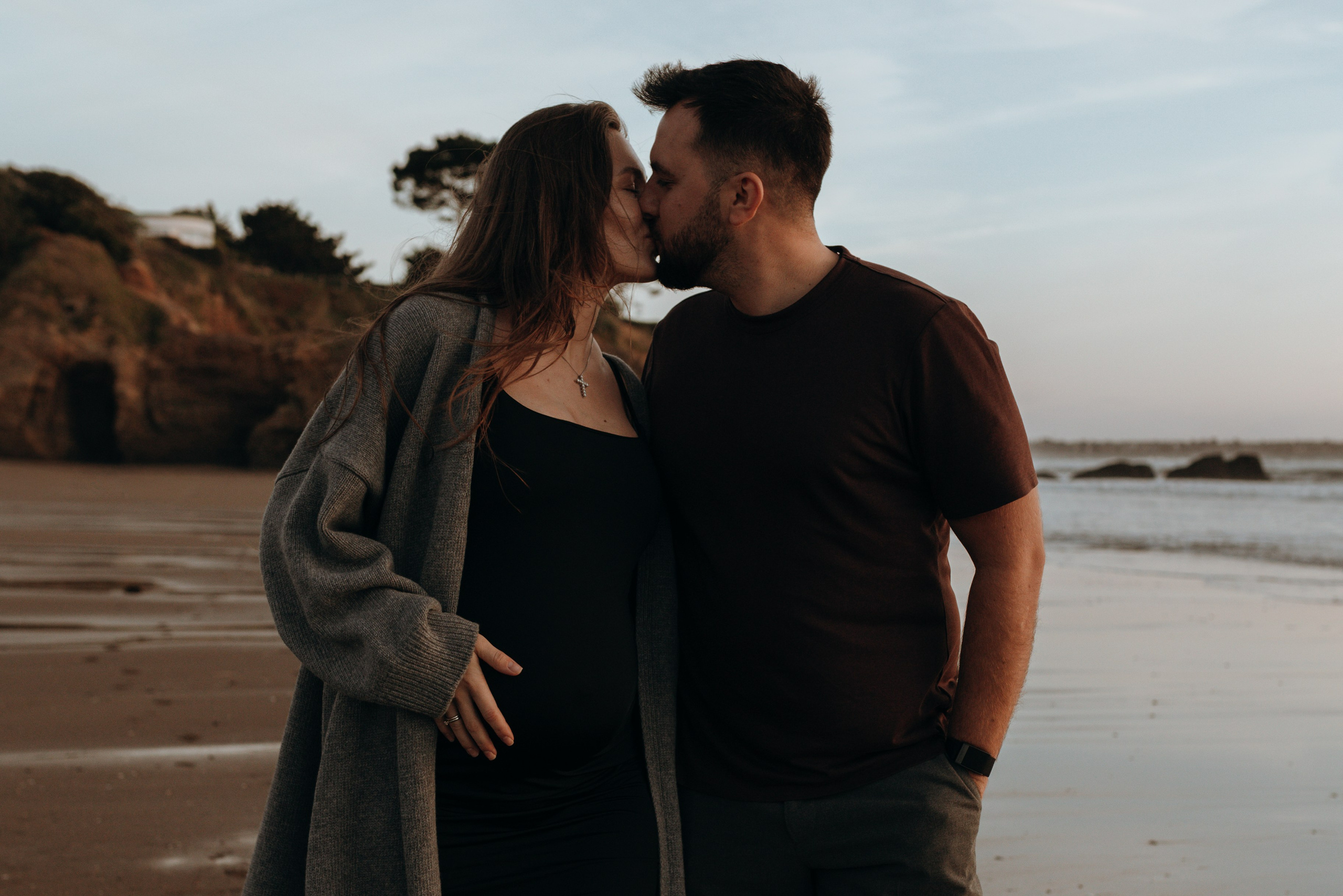 Sunset maternity photoshoot. Annah Louwagie — Lifestyle photographer for couples, families & brands | France & worldwide