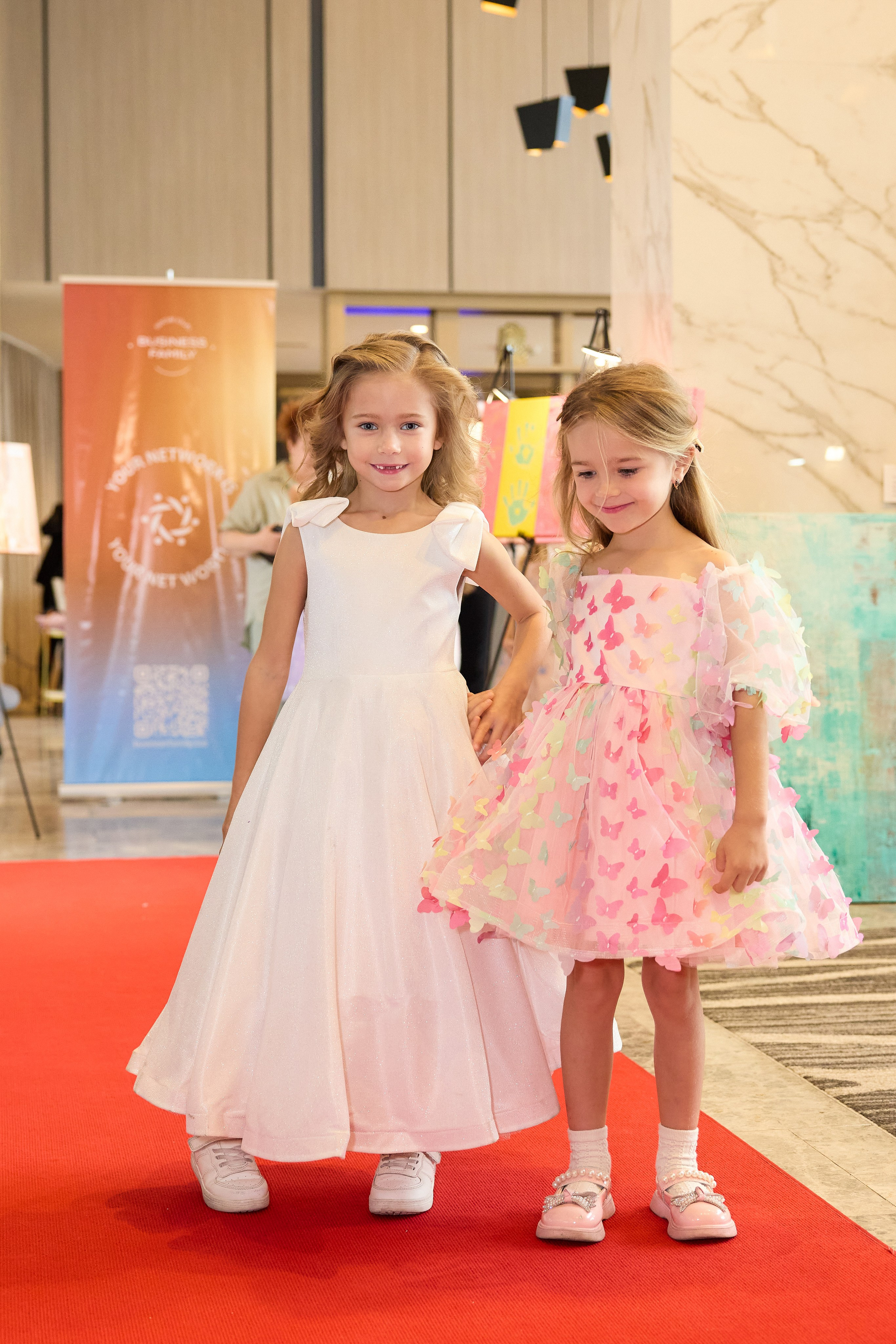 Авторская благотворительная художественная выставка Дианы Бортник. Фотограф Юлия Маковеева