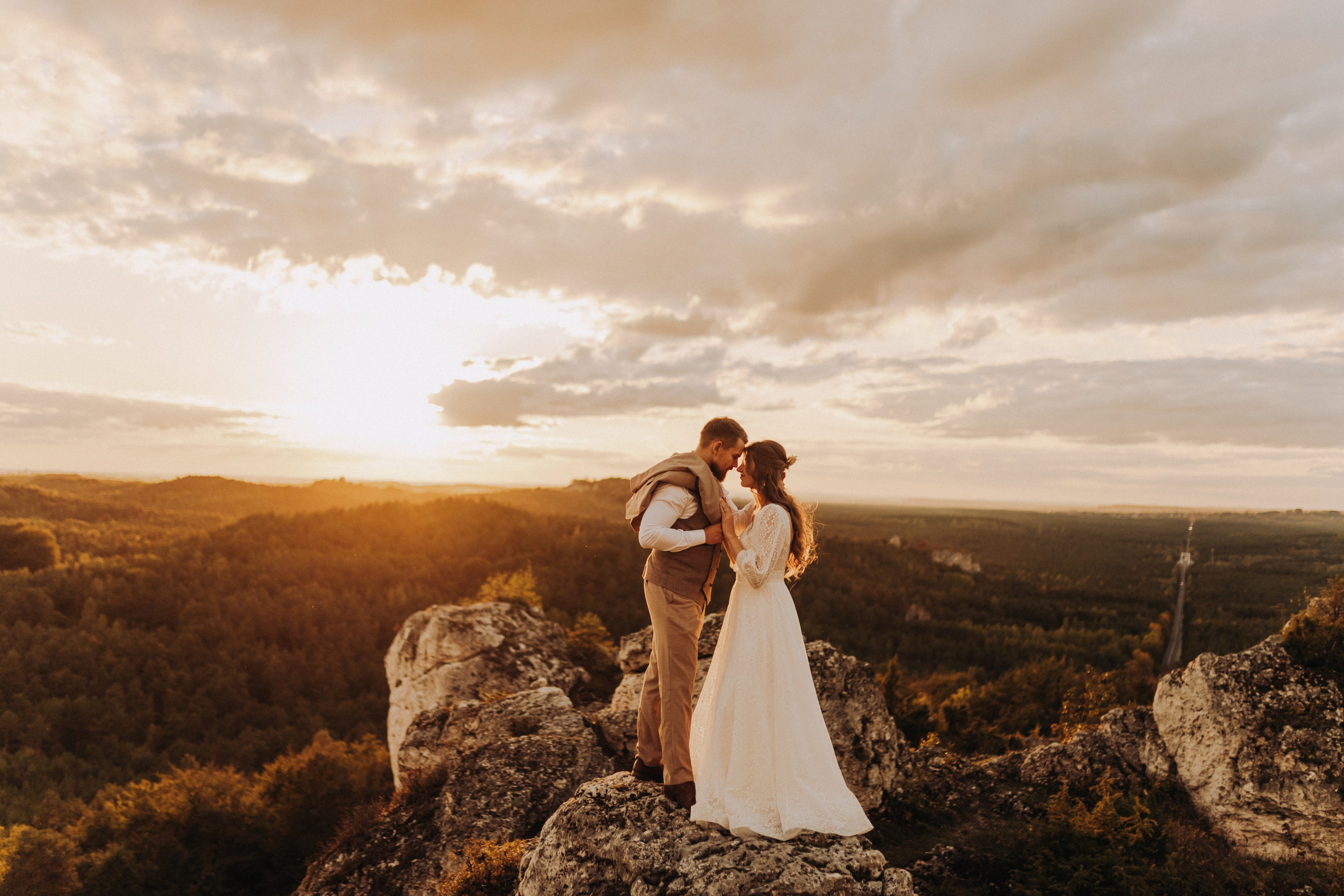 Złote światło zachodu słońca – plener ślubny Góra Zborów