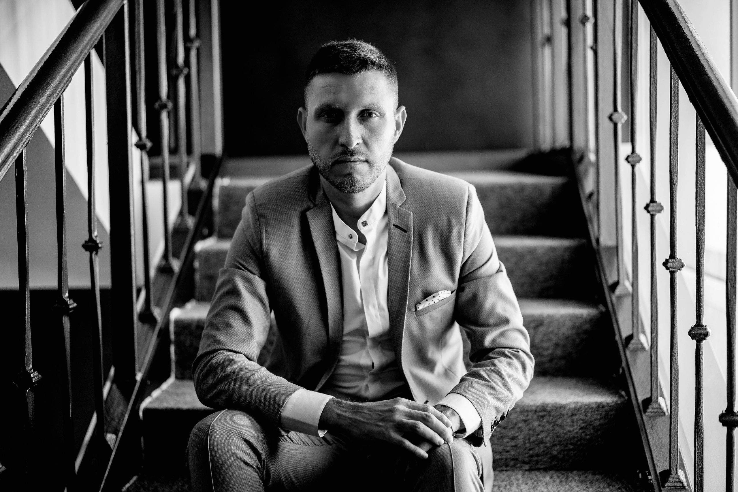 Der Bräutigam. Hochzeits- und Reportagefotograf für München, Regensburg, Deutschland RED LINE Media