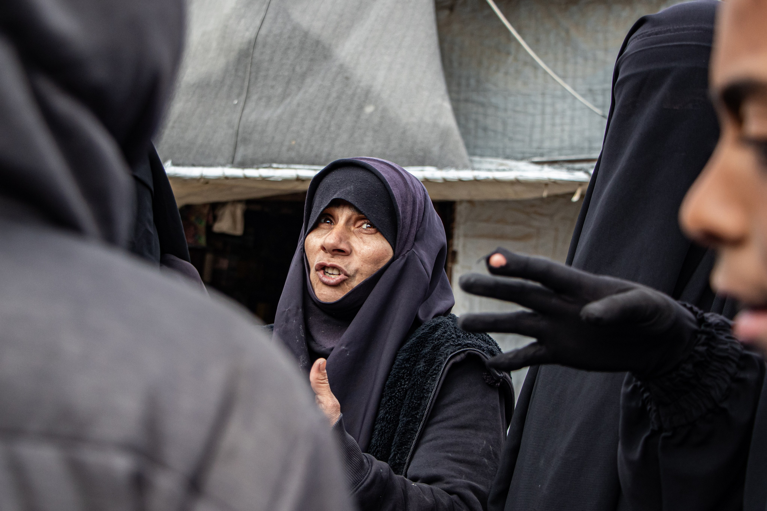 Une femme témoigne de sa détention au camps Al-Hol, prisonniers de Daesh, dans le Rojava Kurdistan Syrien.