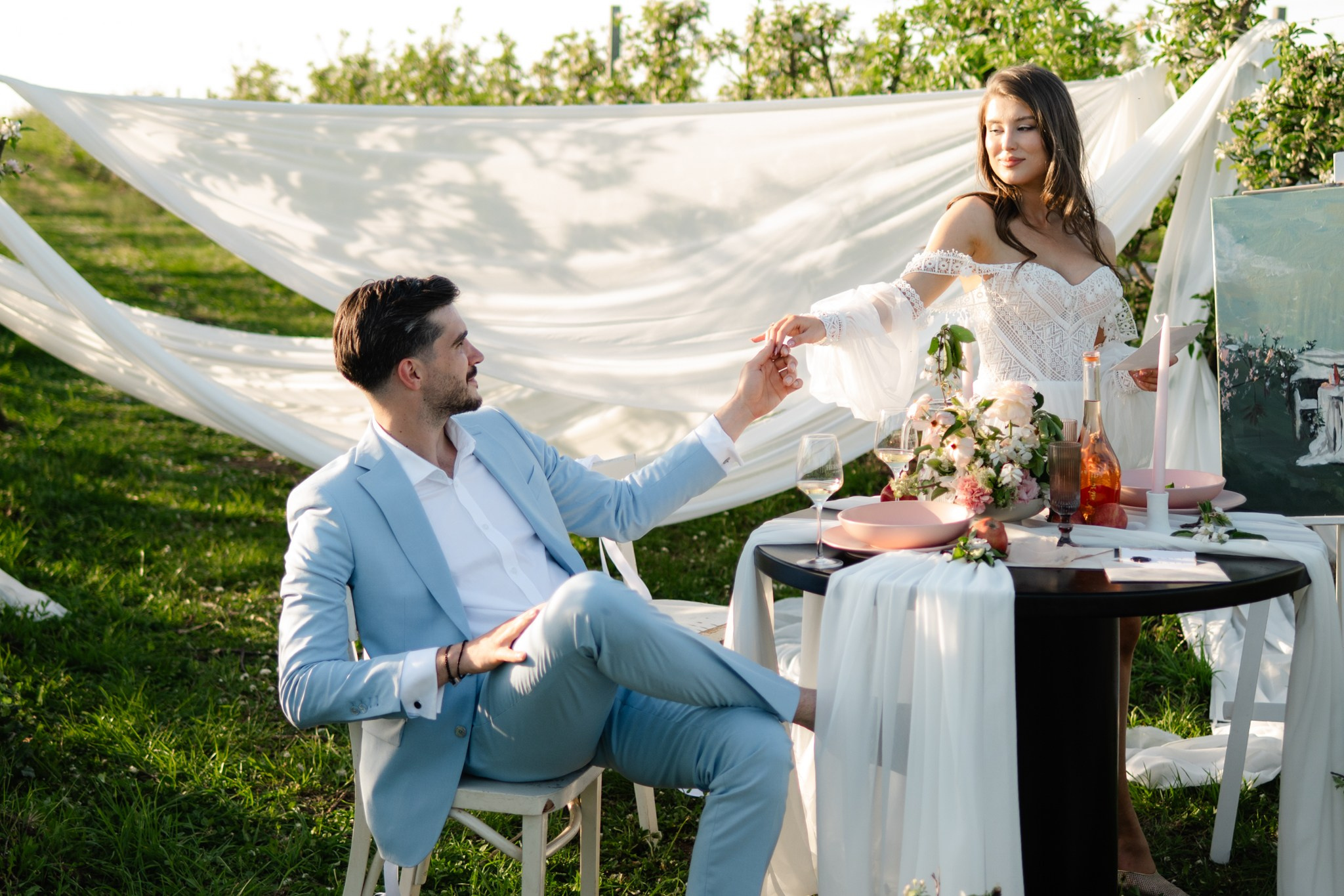 Ședință foto in livada înflorită , cuplu , îndrăgostiți, ședință foto save the date. Alexandra Hanu Photographer