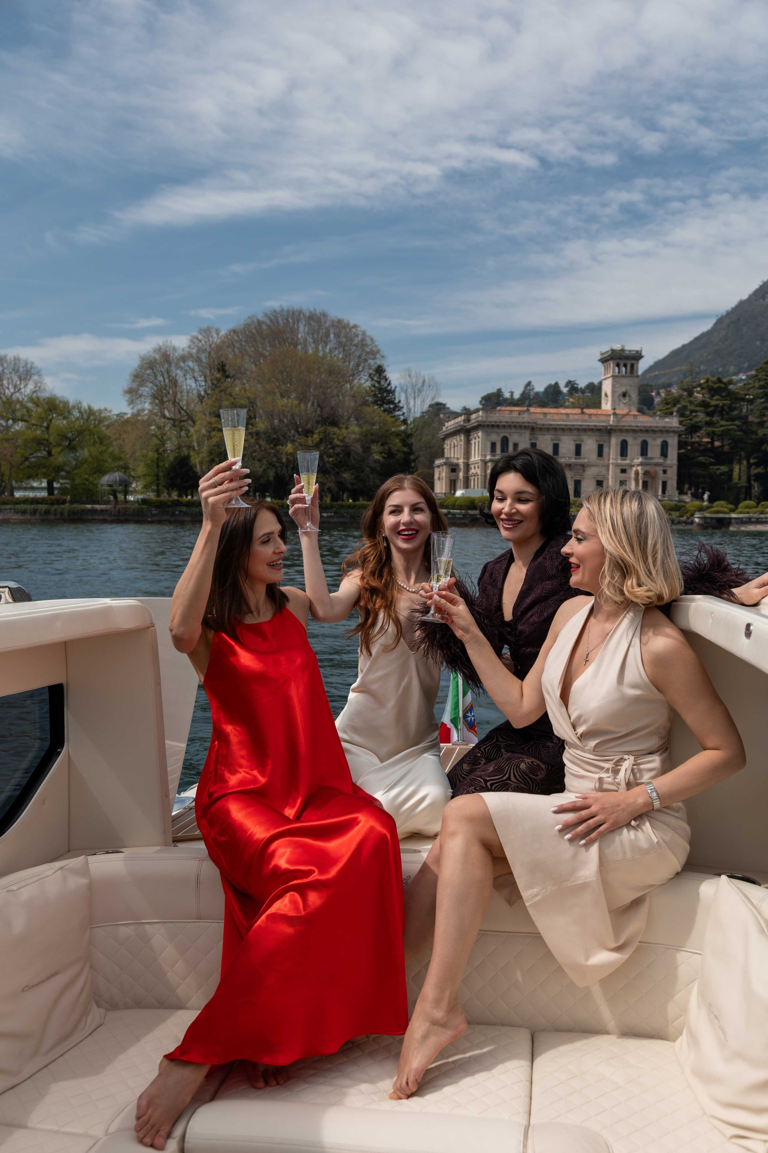 Girls yacht trip. Photographer in Milan |Mila Pro Photo
