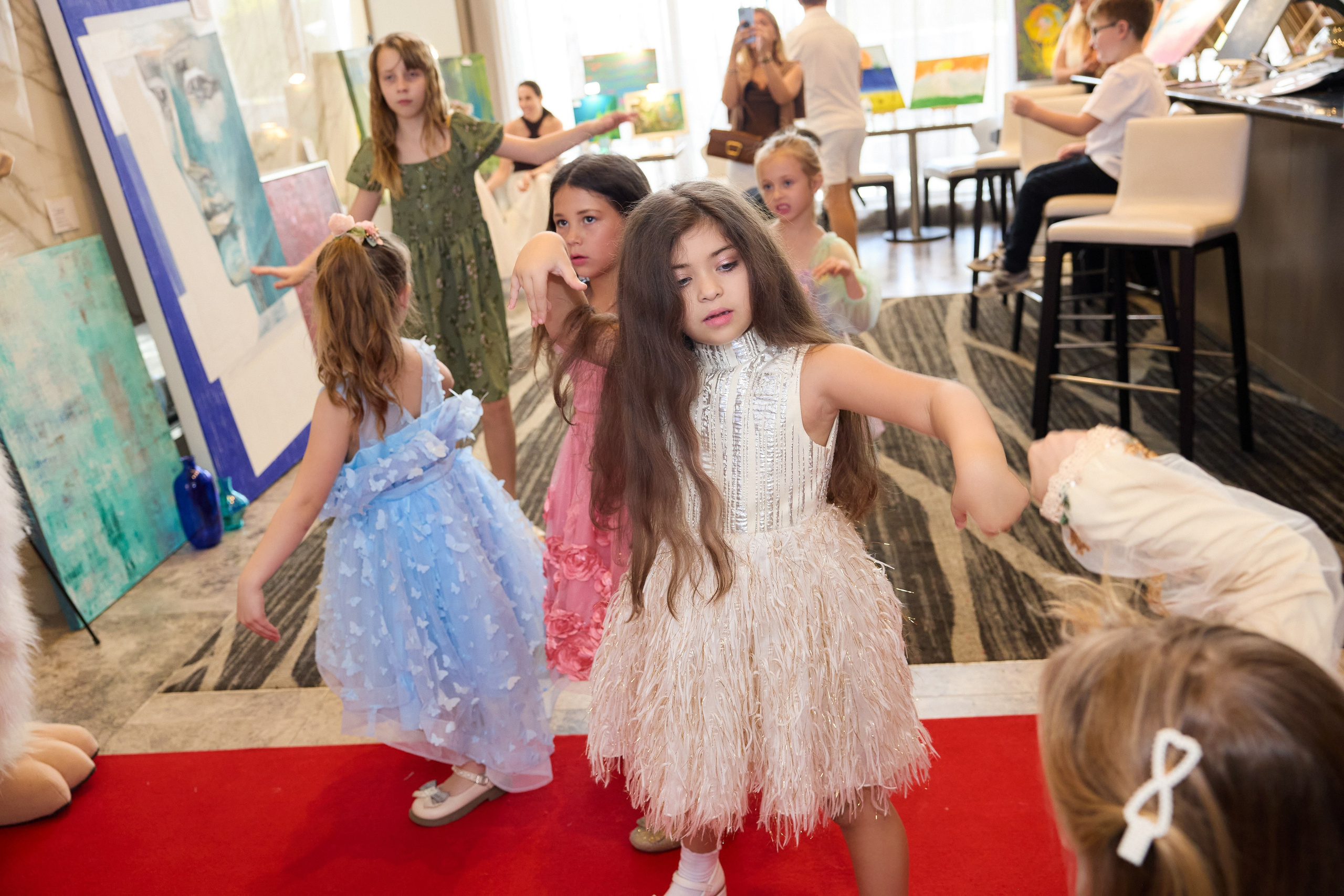 Авторская благотворительная художественная выставка Дианы Бортник. Фотограф Юлия Маковеева