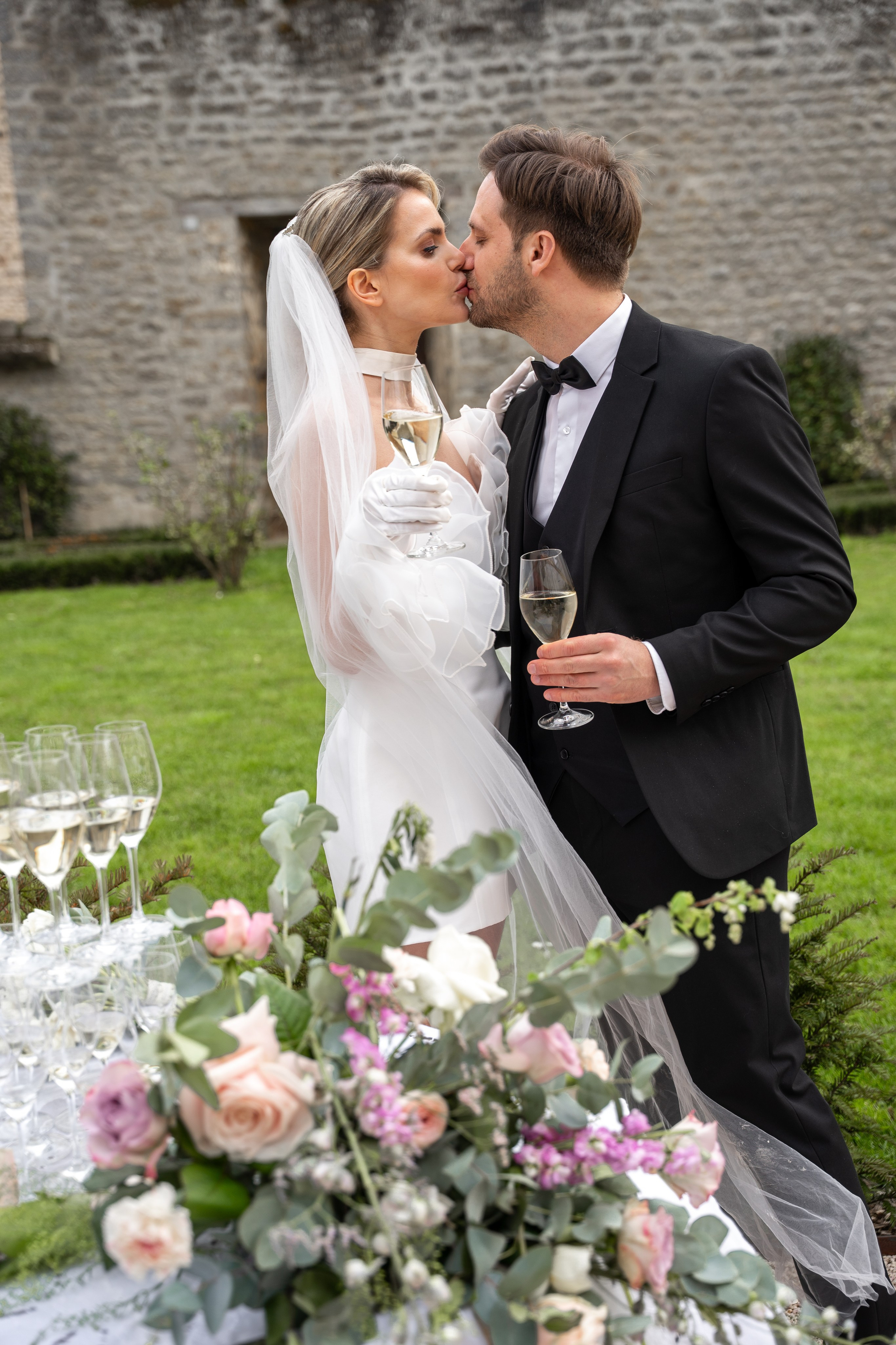 Chateau elopement inspiration. Wedding photographer in Paris Oksana Shum