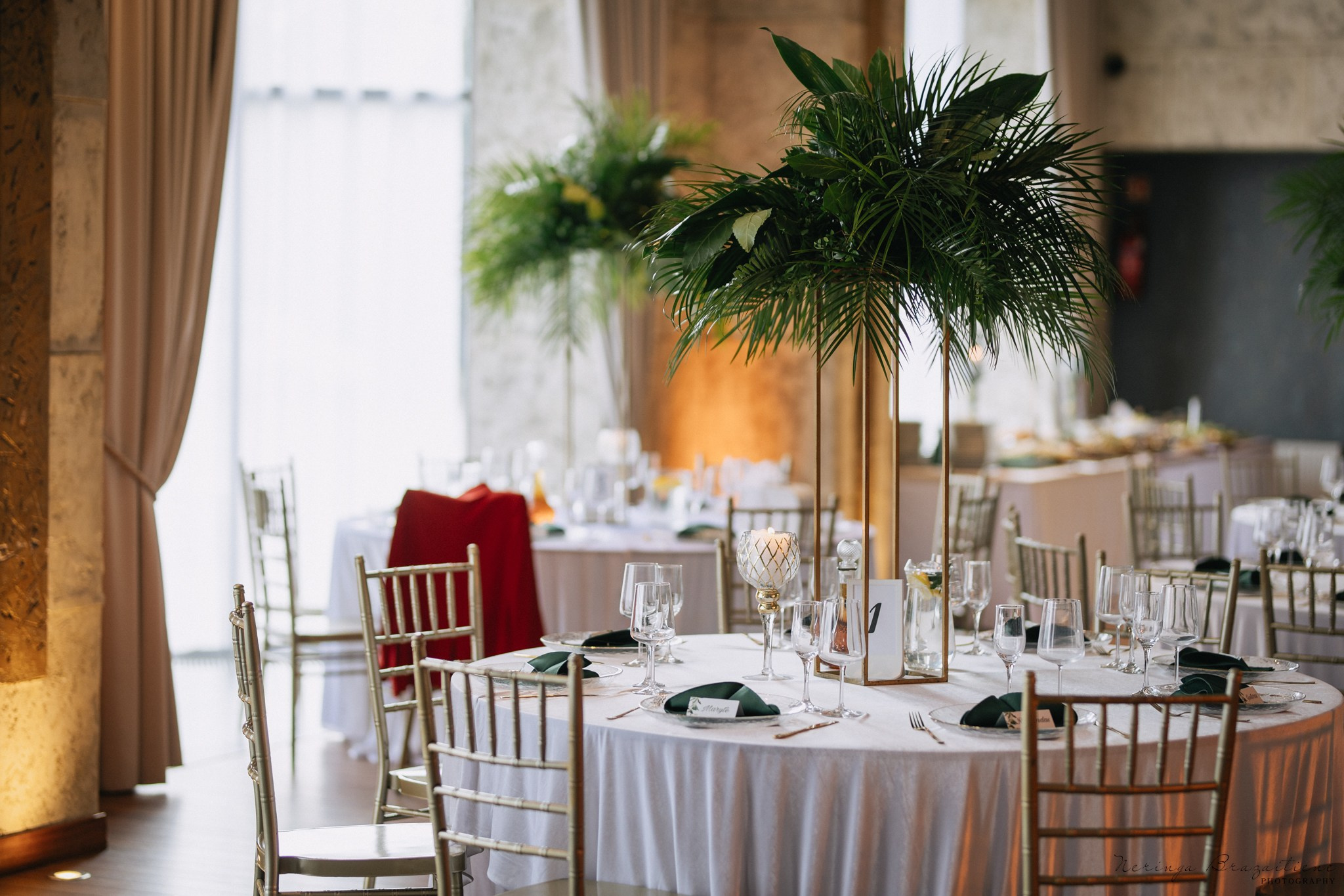 Vestuvinė fotosesija Kaune, Vienybės aikštėje, prie Lietuvos banko