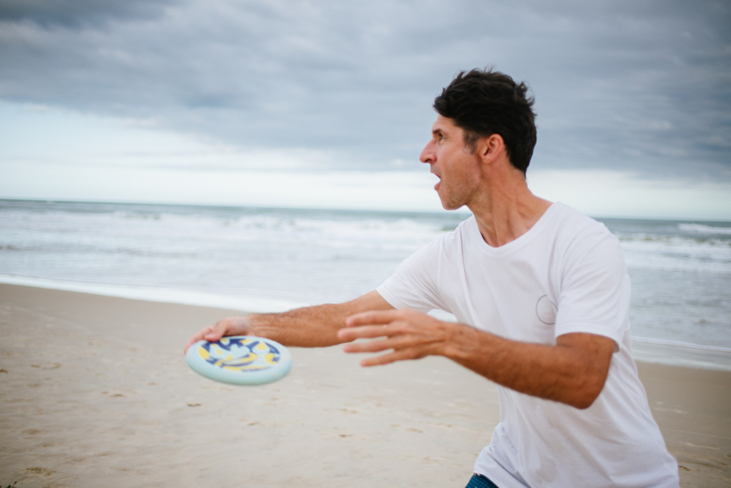 Joga de frisbee. Fotógrafo de família e crianças