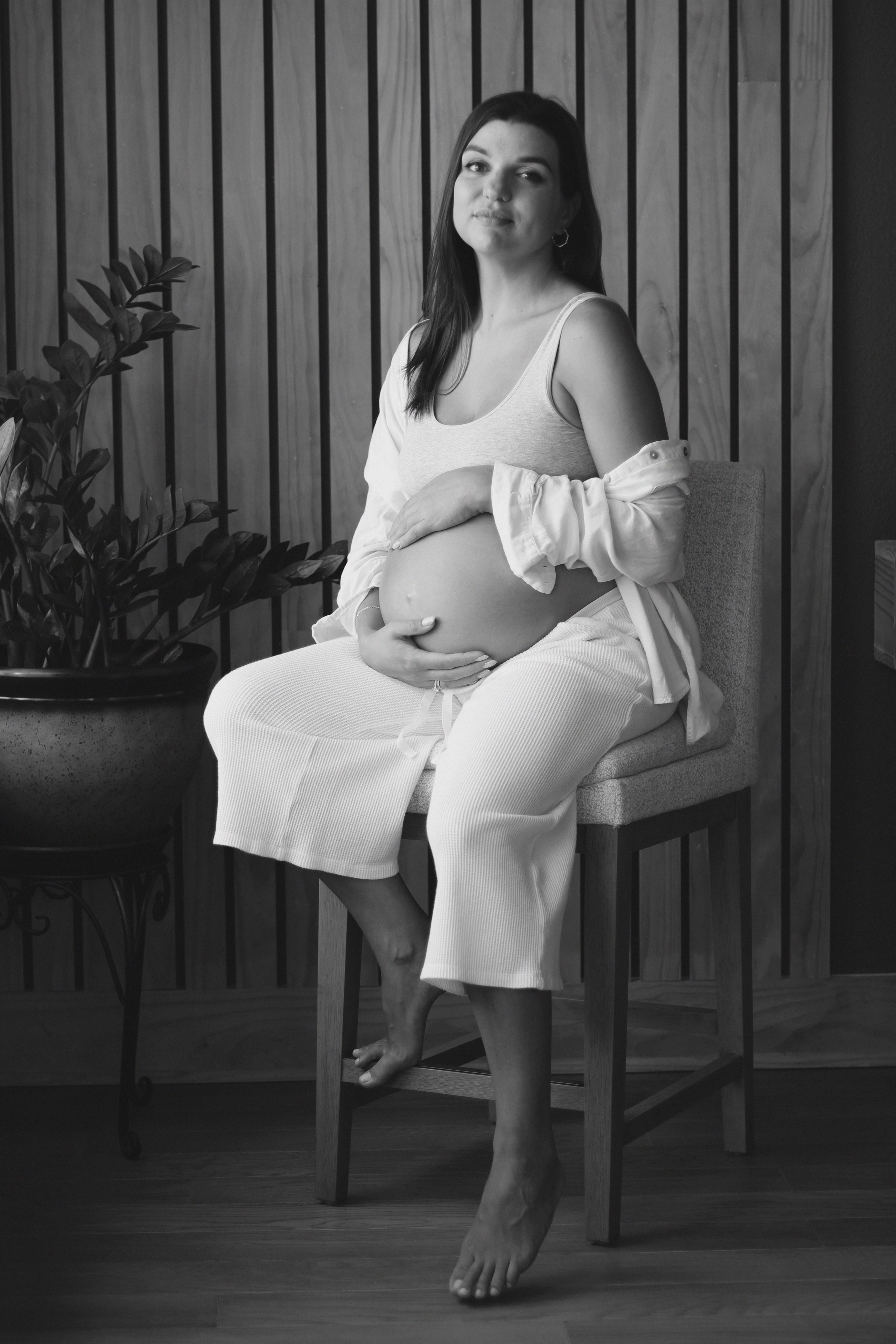 Maternity, Family & Pregnancy Photoshoot at Home. Lana Petrychenko — Portrait & Family Photographer. Valencia, Spain