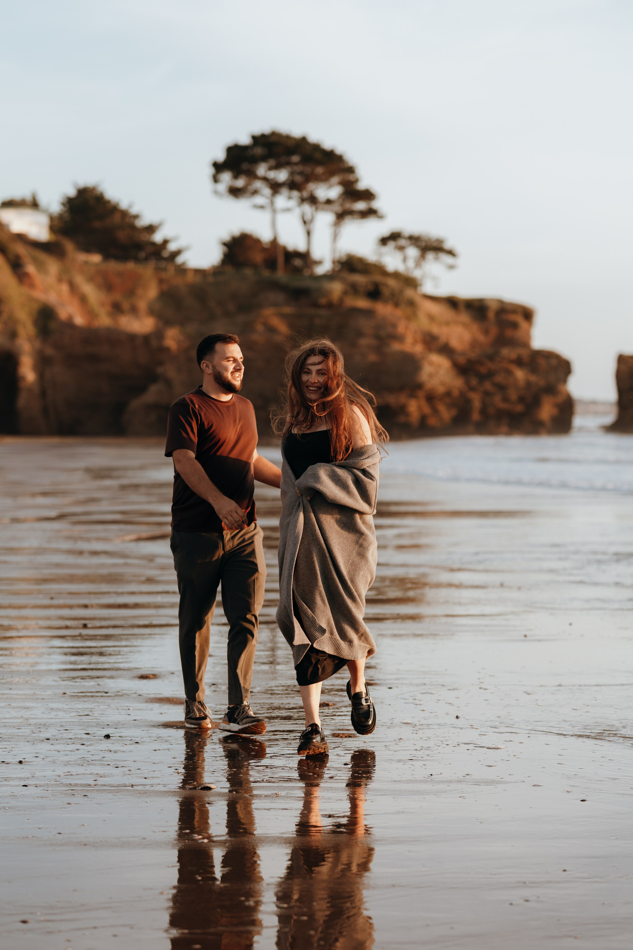 Sunset maternity photoshoot. Annah Louwagie — Lifestyle photographer for couples, families & brands | France & worldwide
