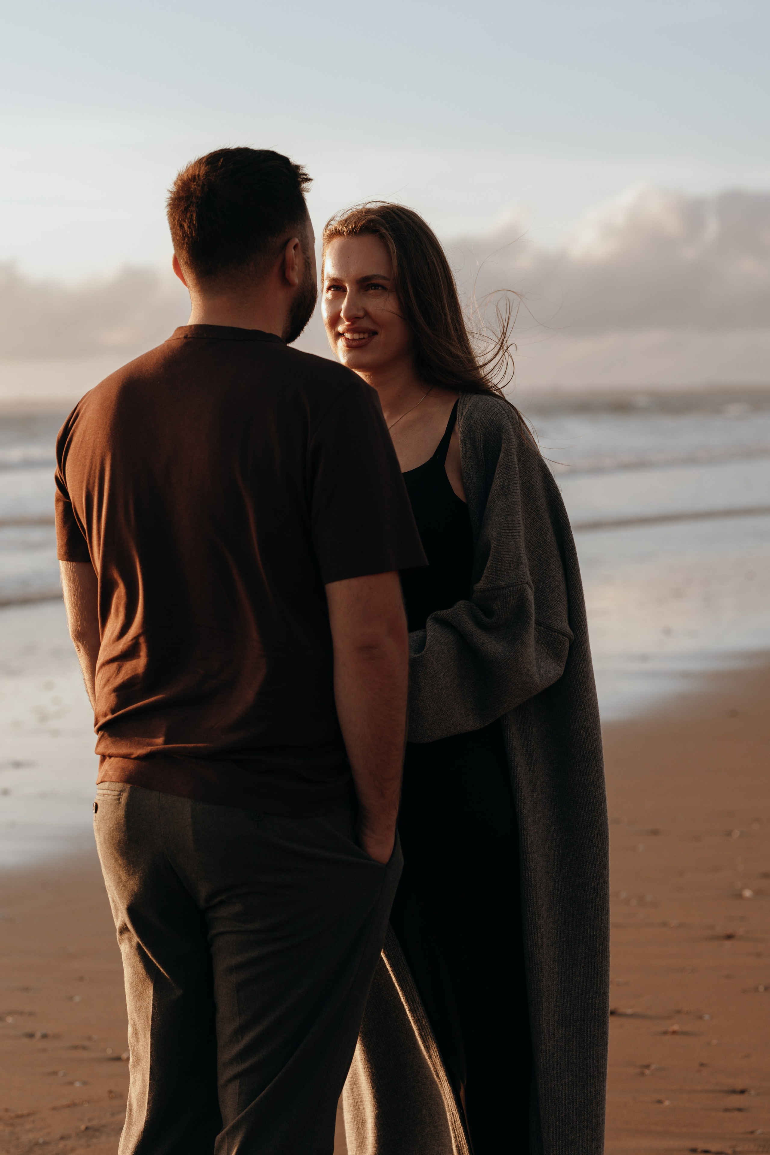 Sunset maternity photoshoot. Annah Louwagie — Lifestyle photographer for couples, families & brands | France & worldwide