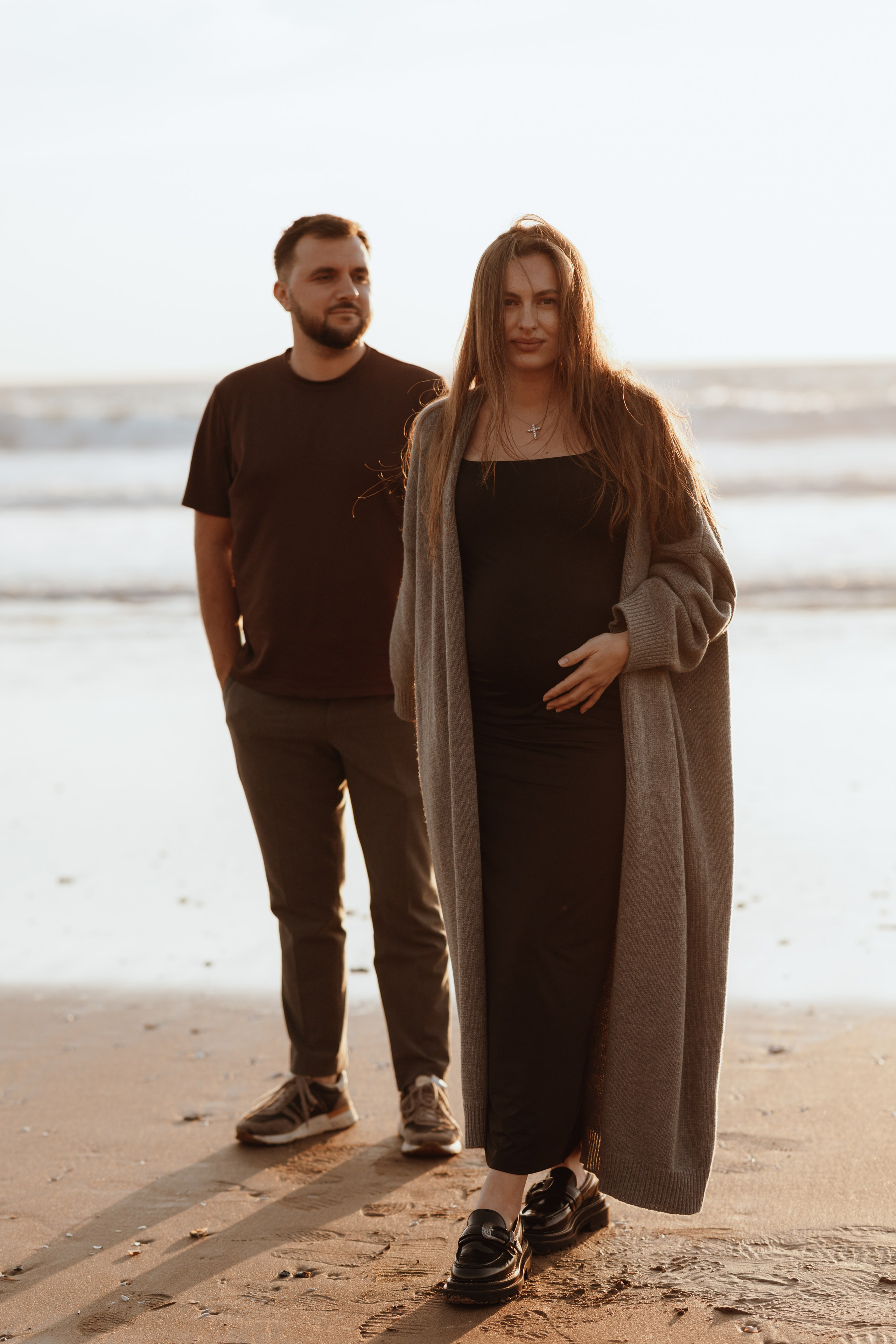 Sunset maternity photoshoot. Annah Louwagie — Lifestyle photographer for couples, families & brands | France & worldwide