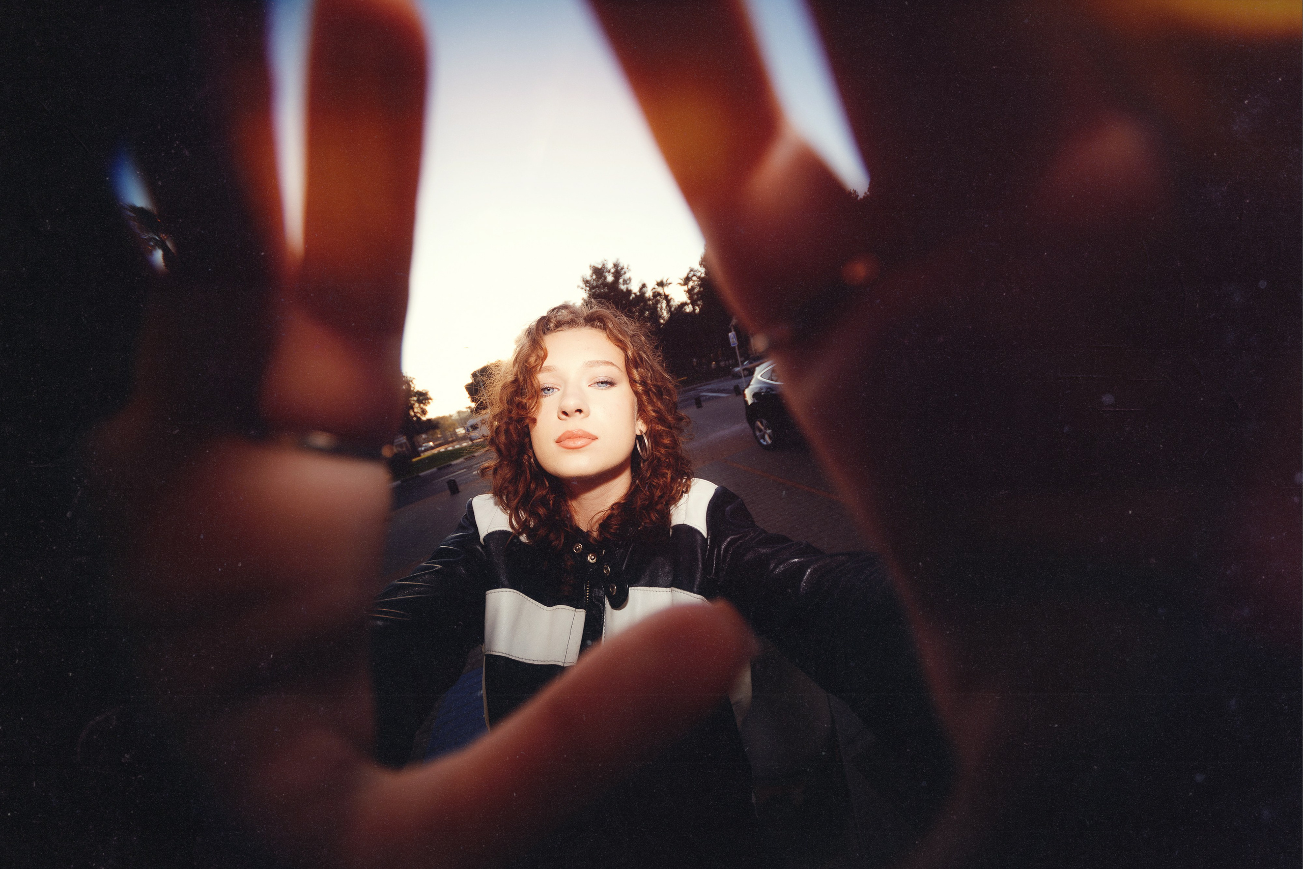 Fotografía nocturna en Torrevieja | Sesión editorial con flash para modelo joven