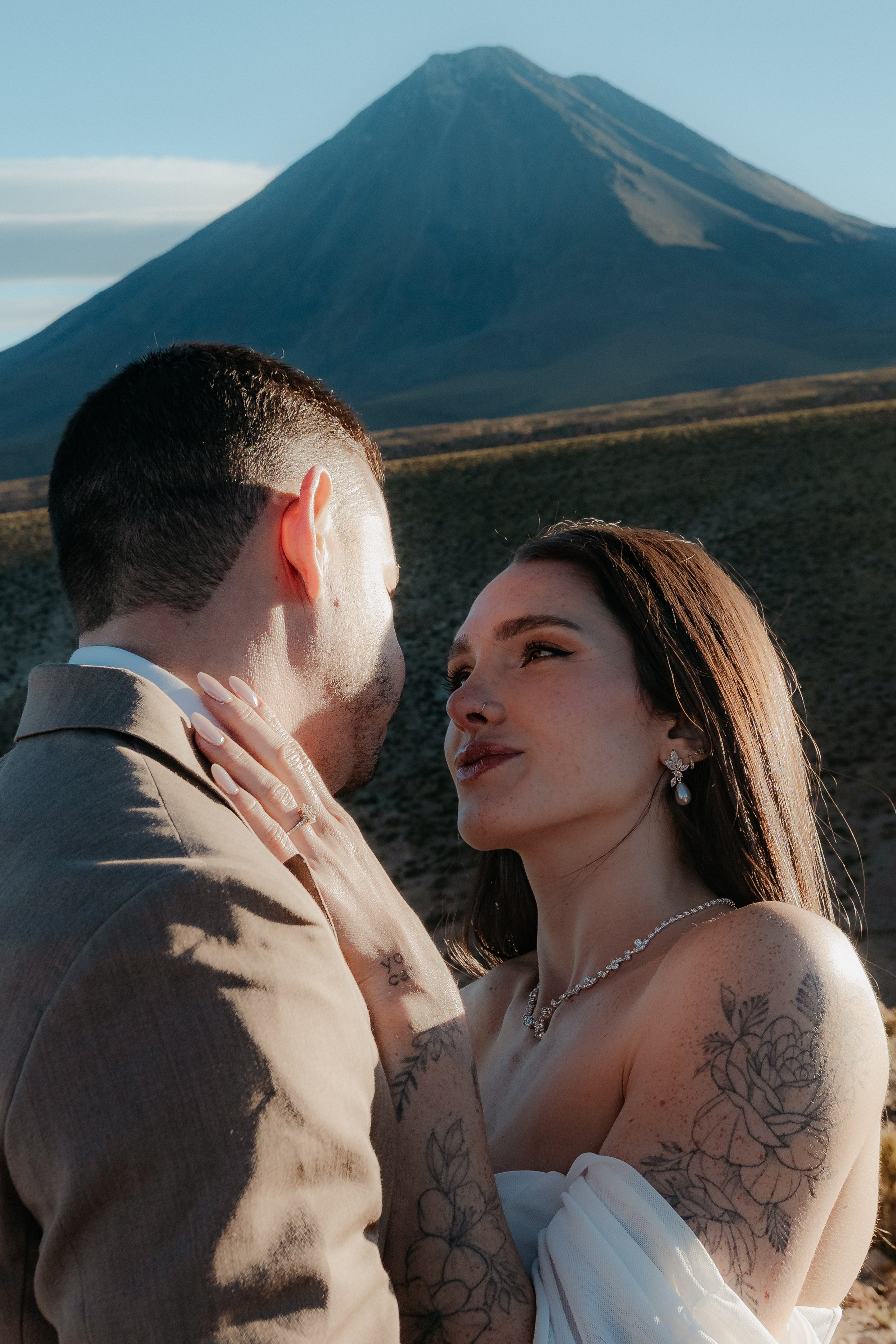 Pre-wedding no mirante do vulcão Licancabur. Photographer in San Pedro de Atacama
