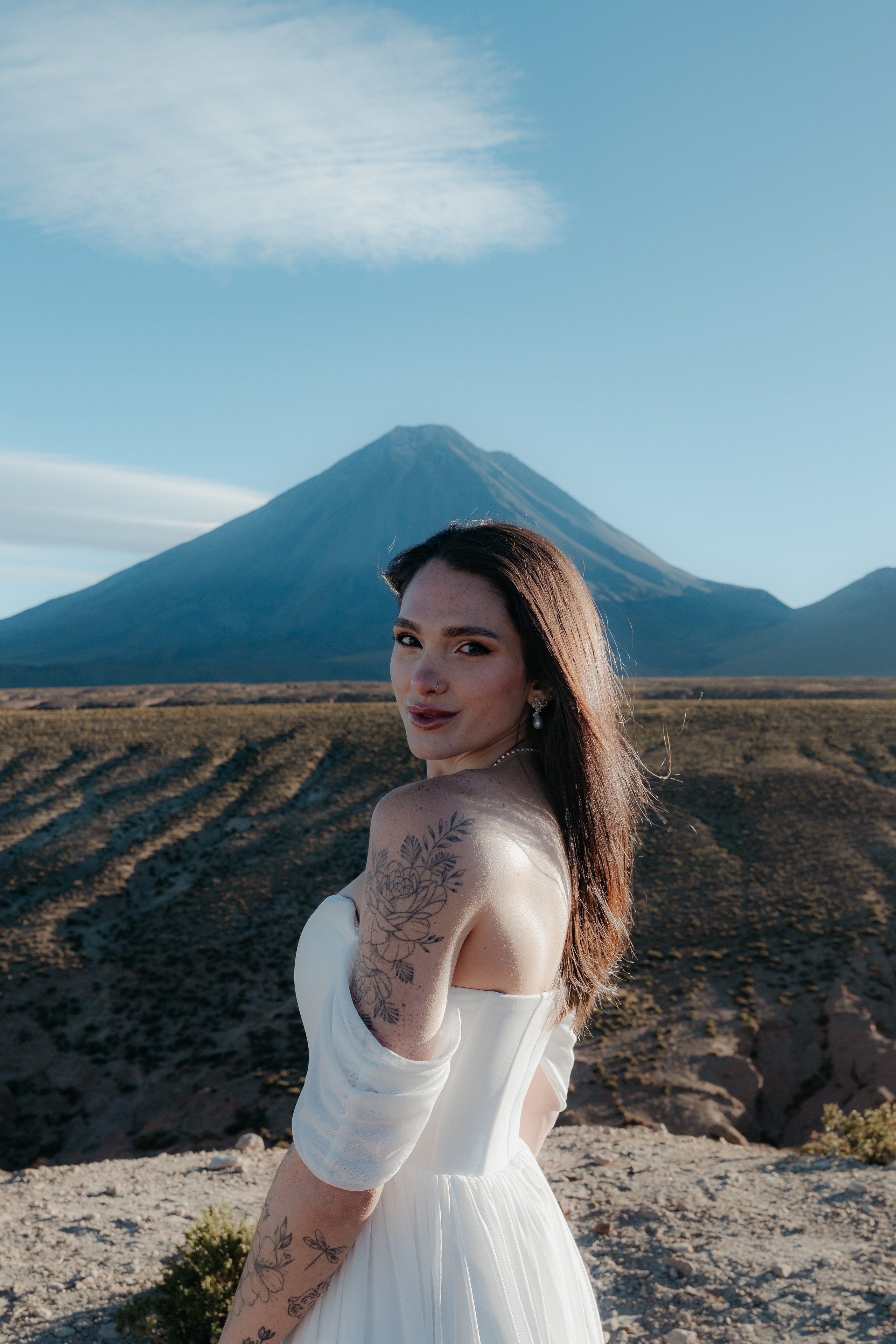 Pre-wedding no mirante do vulcão Licancabur. Photographer in San Pedro de Atacama