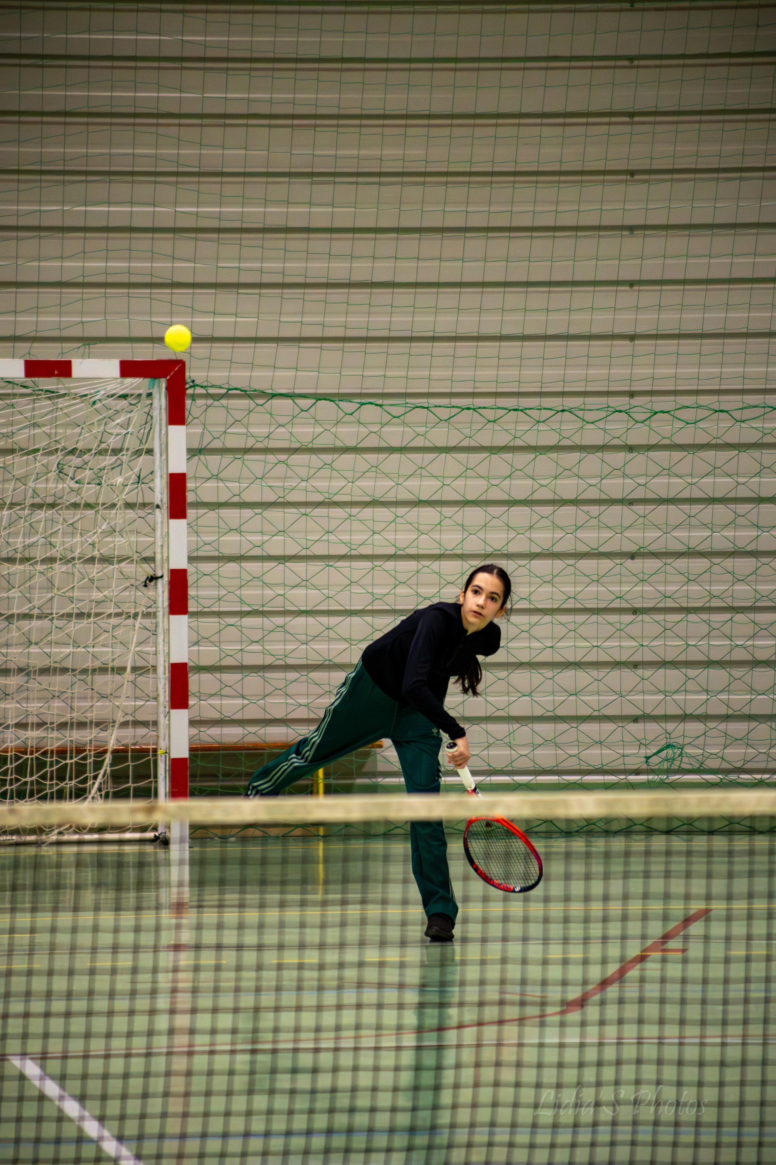 Turneu tenis de camp în sală. Fotograf. Lucrez cu oameni, produse și spații. Portret și fotografie creativă. Bacău, România. Lidia Savinoiu