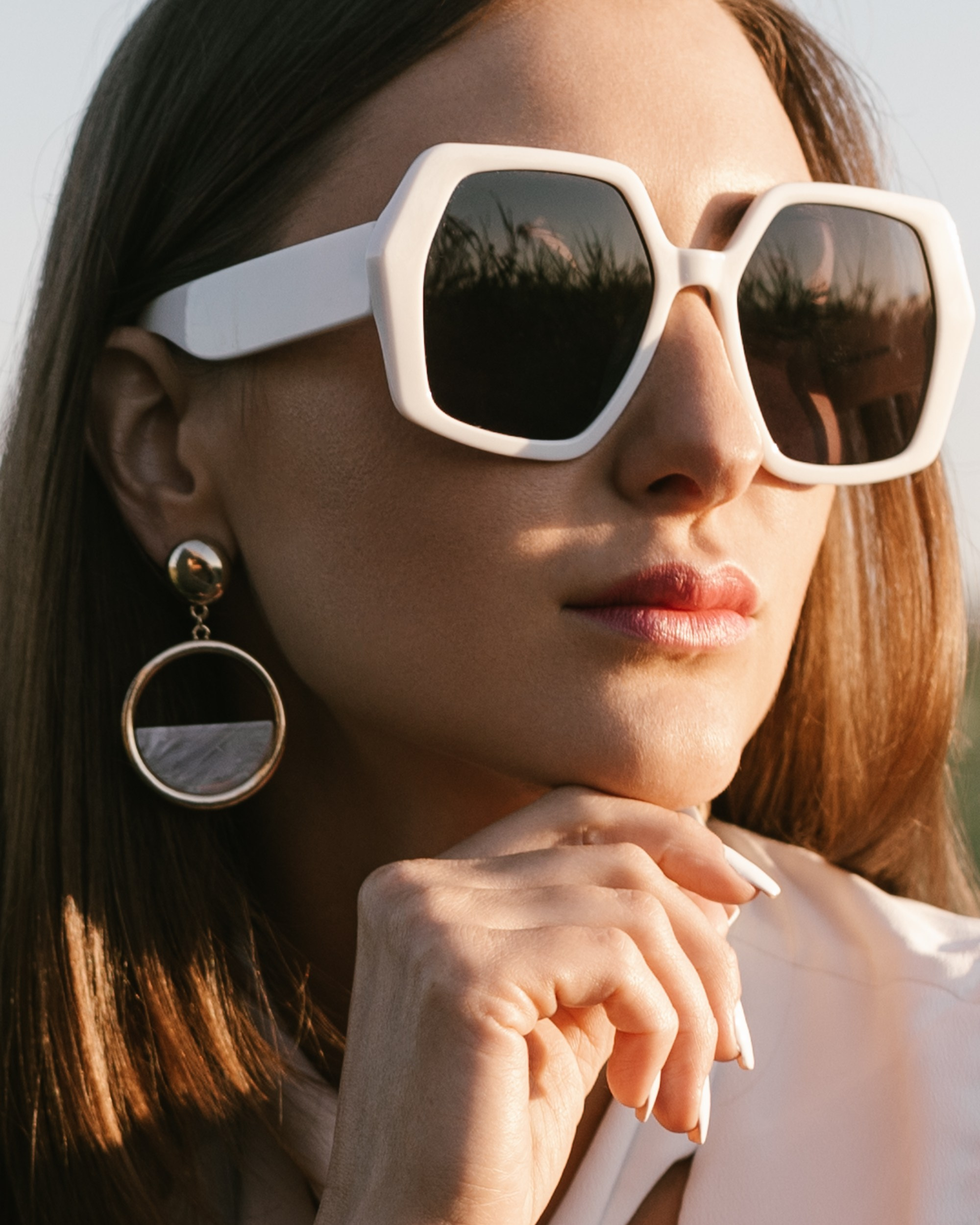 Nahaufnahme mit Sonnenbrille während Modelfotoshooting auf dem Federseesteg