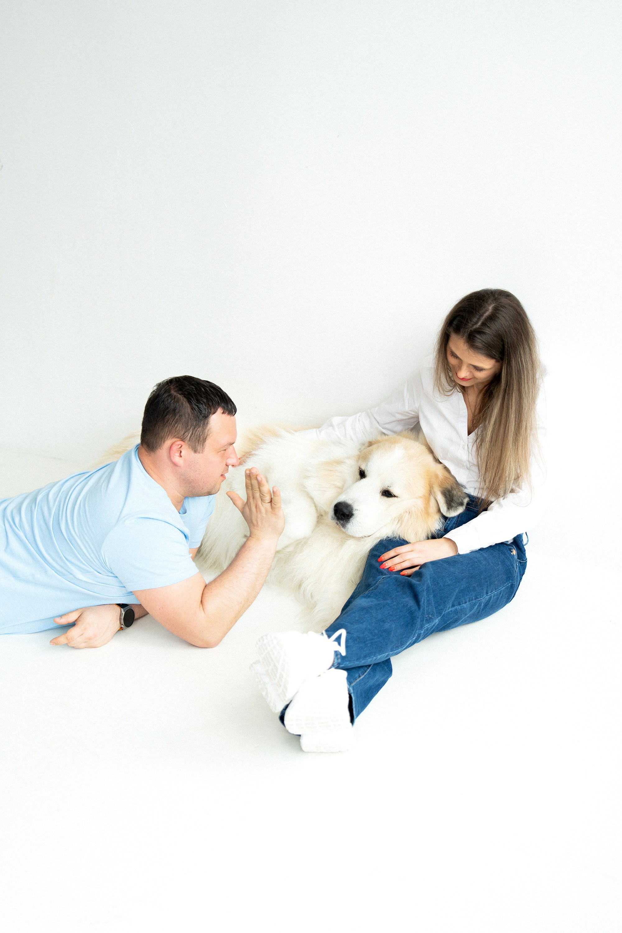 Poros ir jų šuns fotosesija studijoje Vilniuje. Vita Klimaševska ○ Fluffy Soulmate Photography