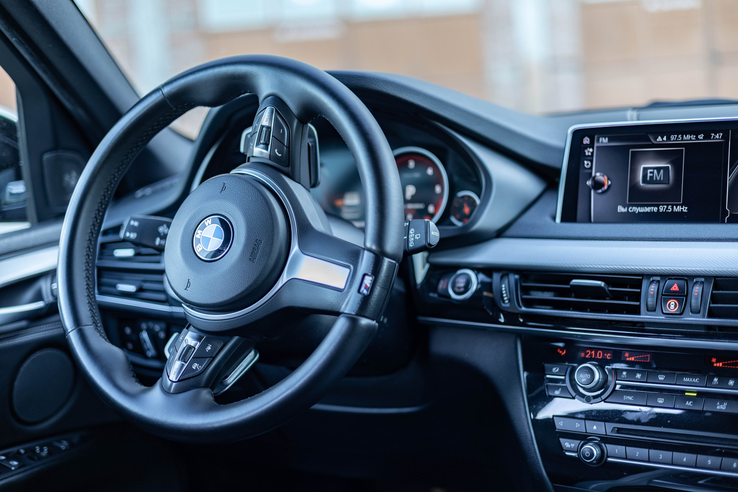 Приборная панель автомобиля с пробегом