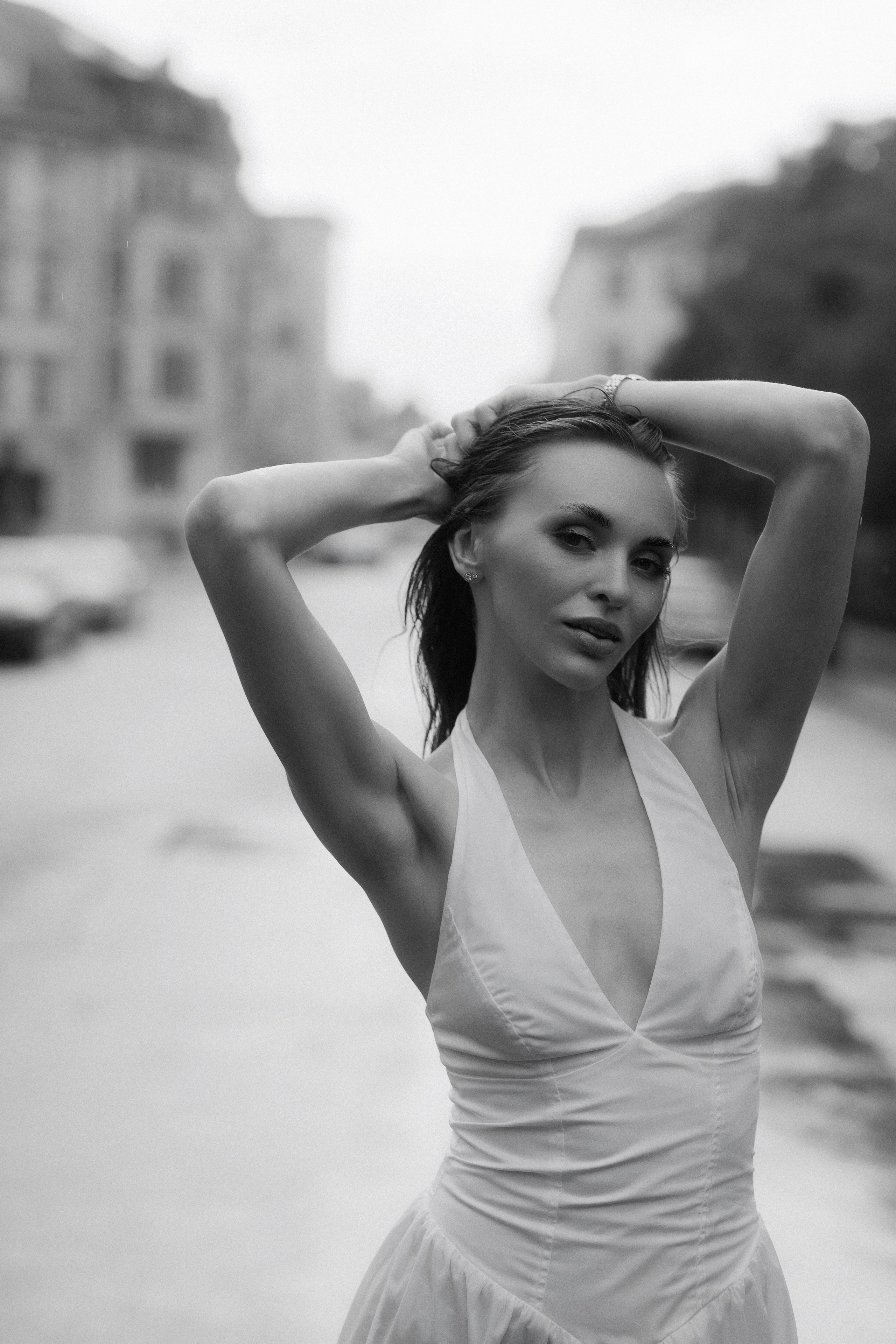 Between Rain and Light — Black & White Portrait Session in Leipzig. Кристина Кожельцова — чёрно-белая портретная фотография в Лейпциге. Германия