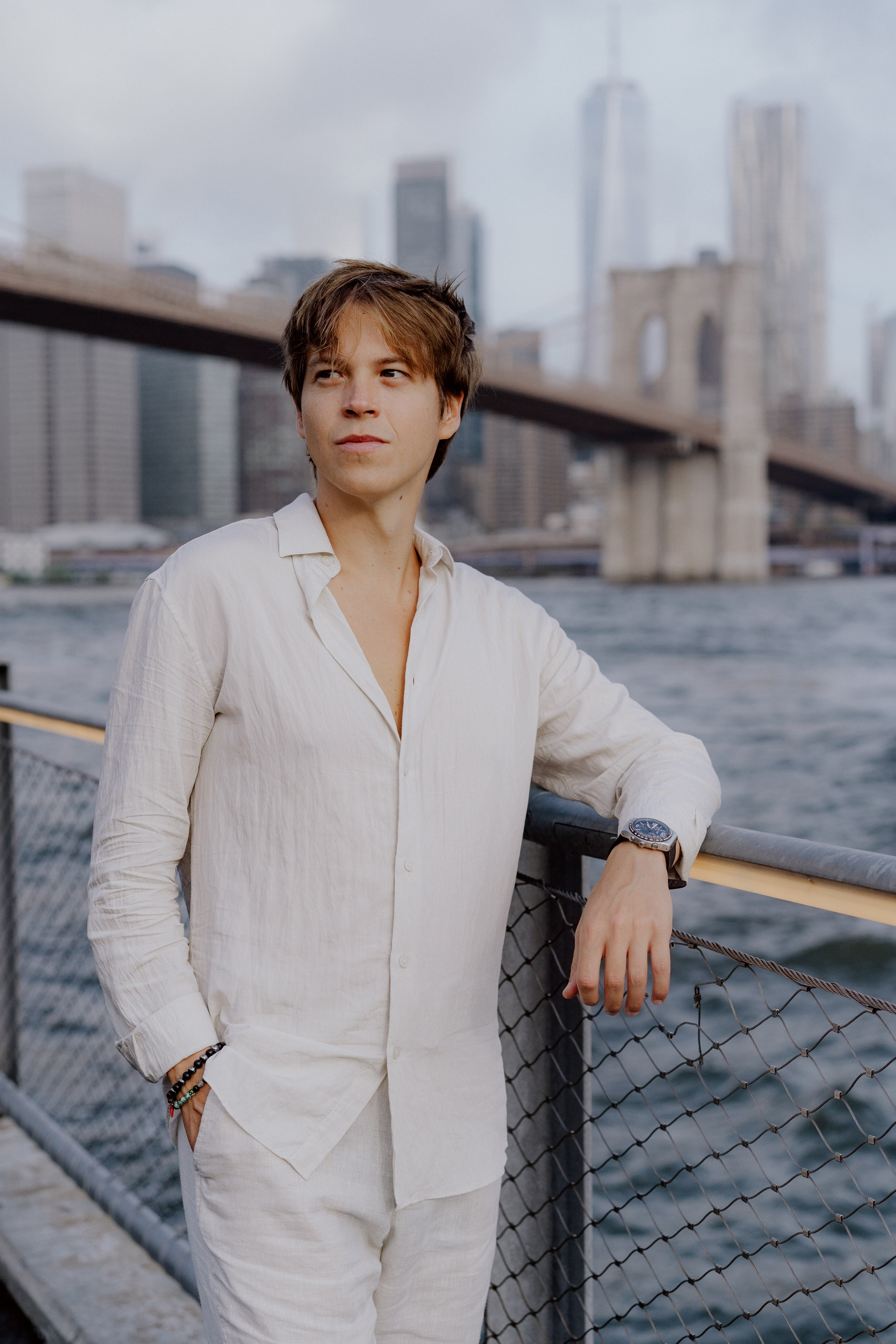 Couple in Dumbo and on the Brooklyn Bridge. Videographer and photographer in New York // MAKAROV.VIDEO