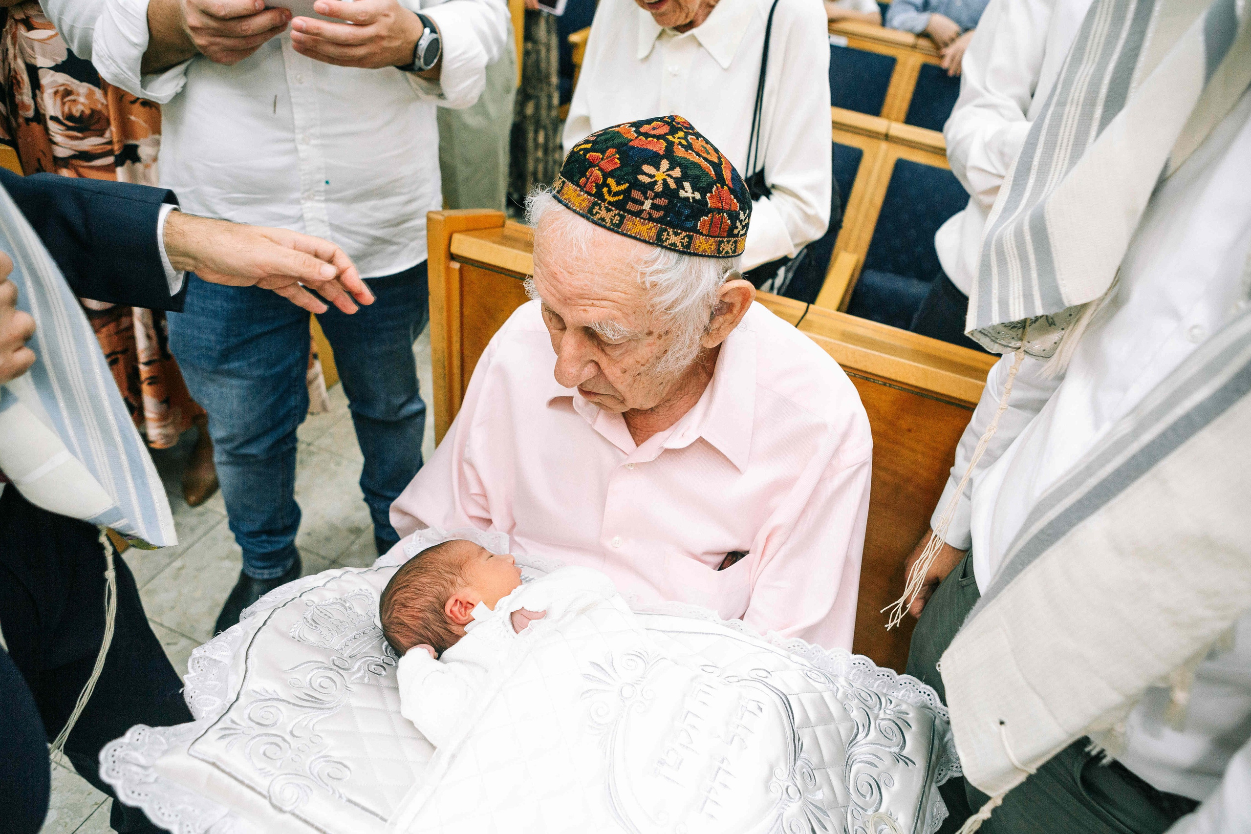 BRITH MILA IN THE SMALL SYNAGOGUE. PHOTOGRAPHER IN ISRAEL