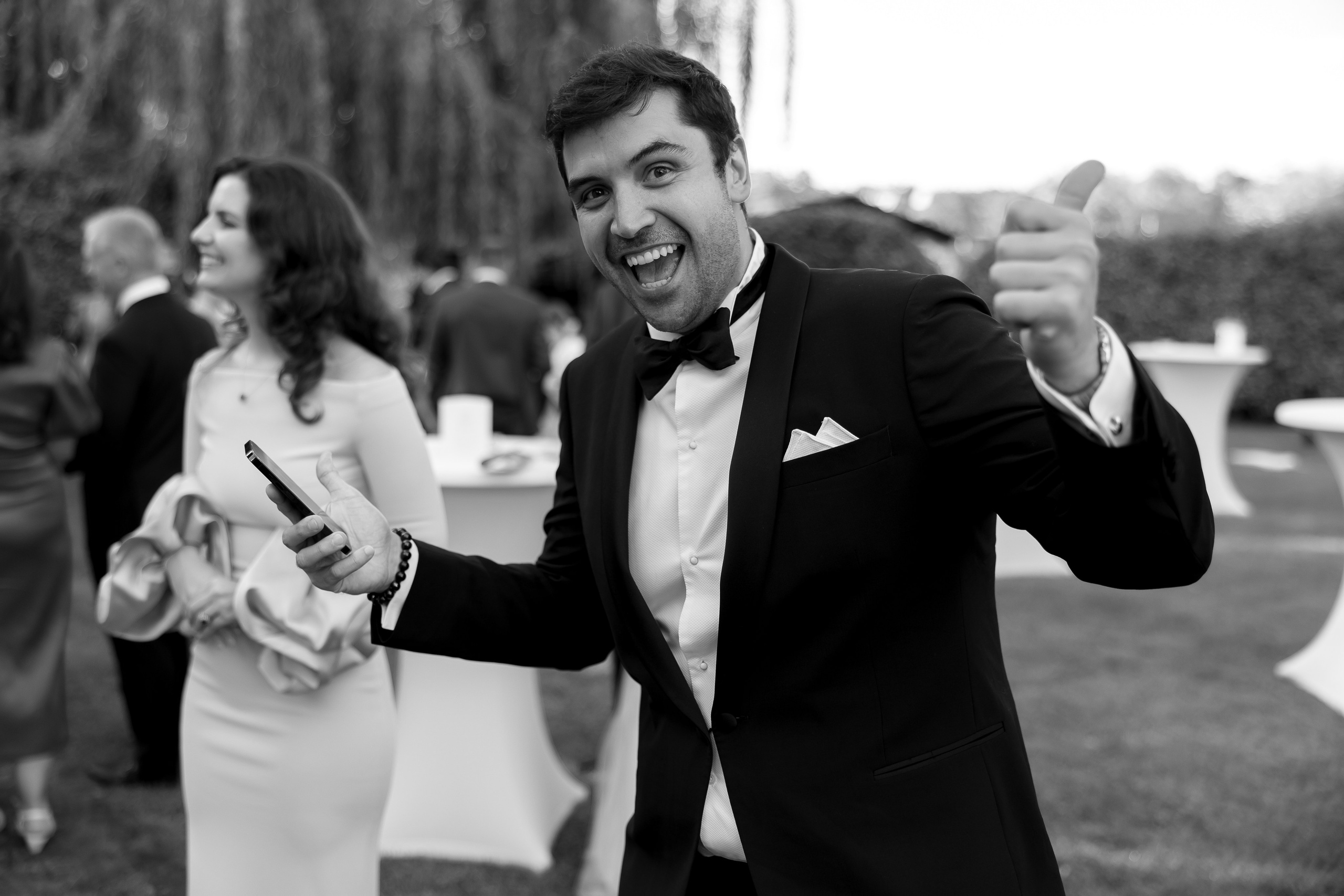 Fröhlicher Bräutigam mit lachender Braut beim Hochzeitsempfang