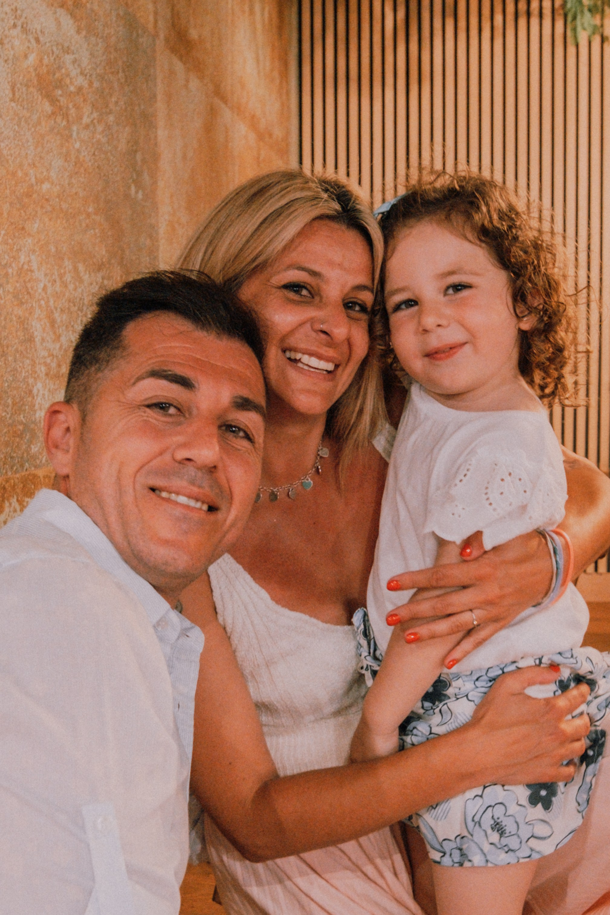 Sesión familiar en la playa. Fotografía profesional en Calafell - Elena Medvedeva