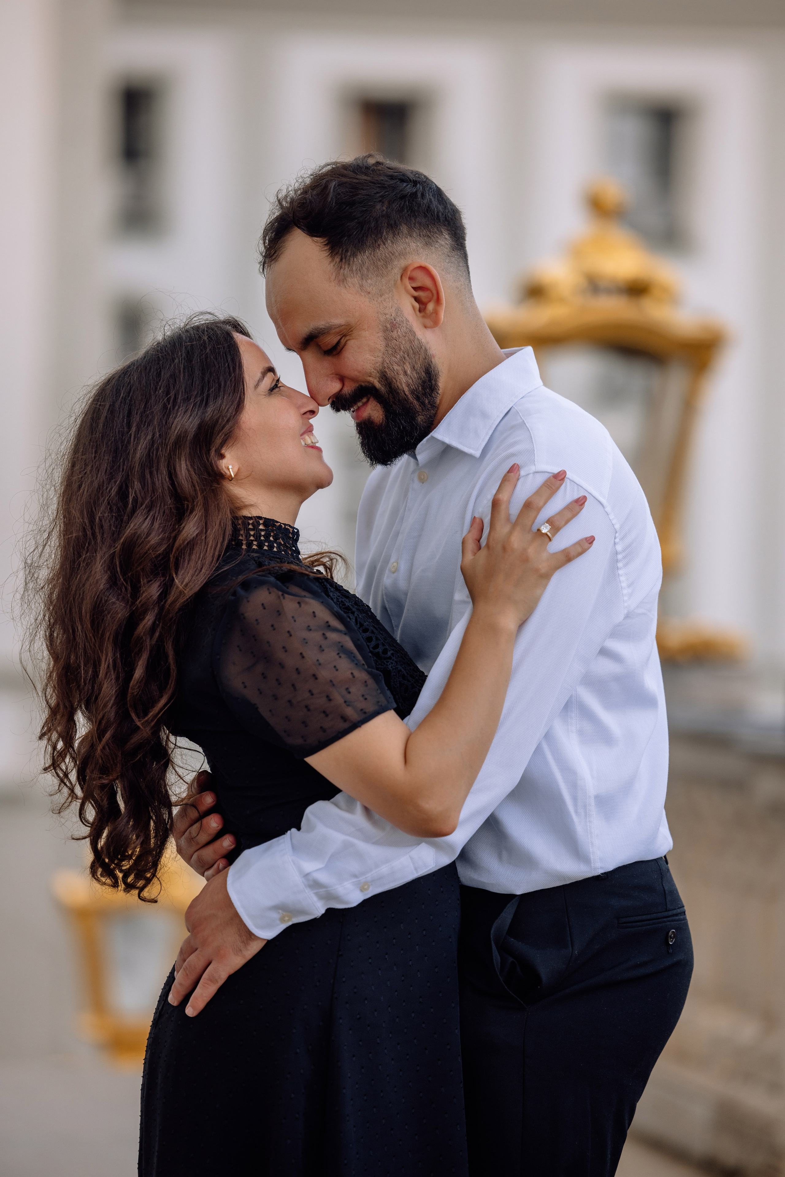 Paar küsst sich verliebt vor dem Schloss Nymphenburg