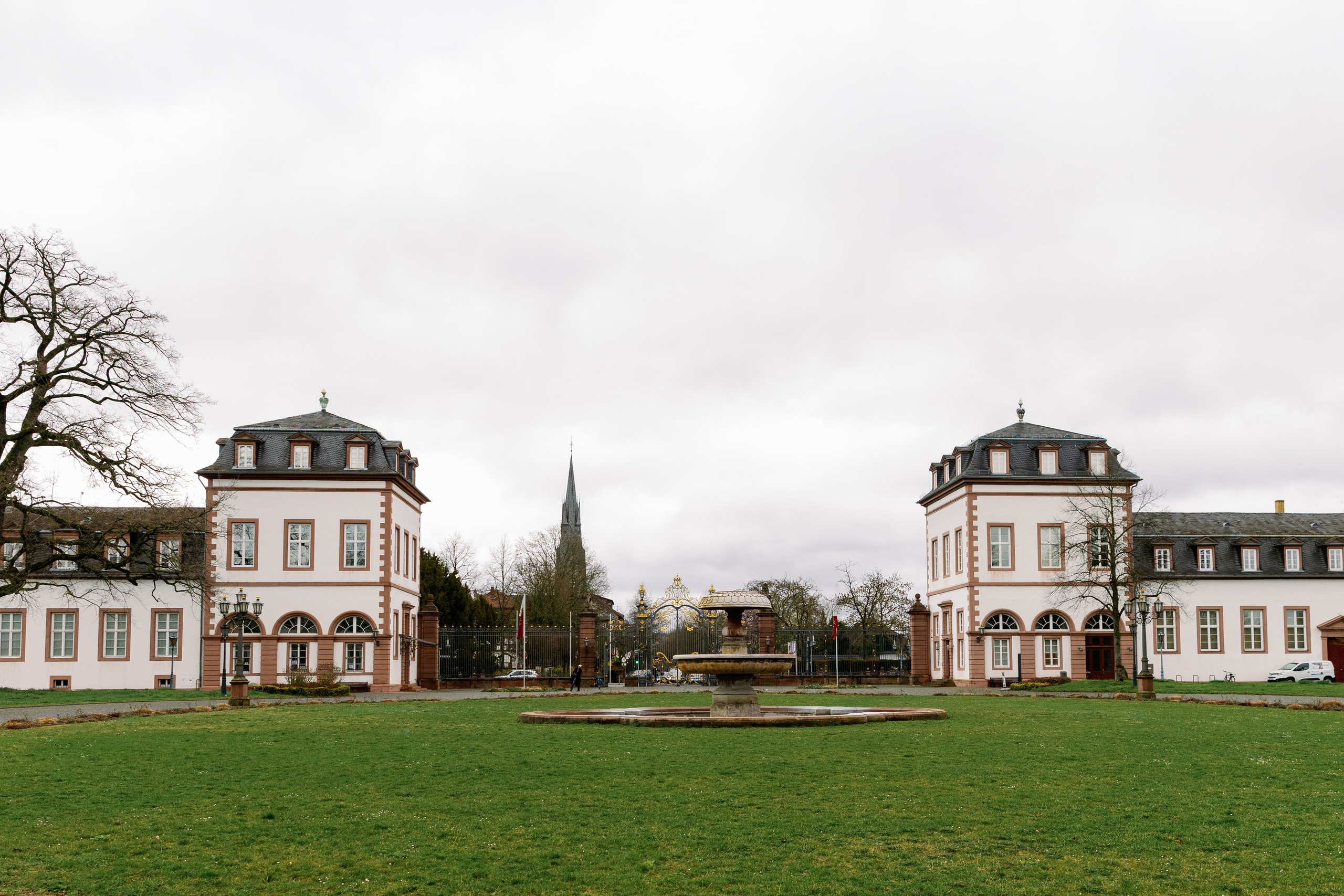 Blick vom Schloss Philippsruhe auf das historische Eingangstor des Schlossparks