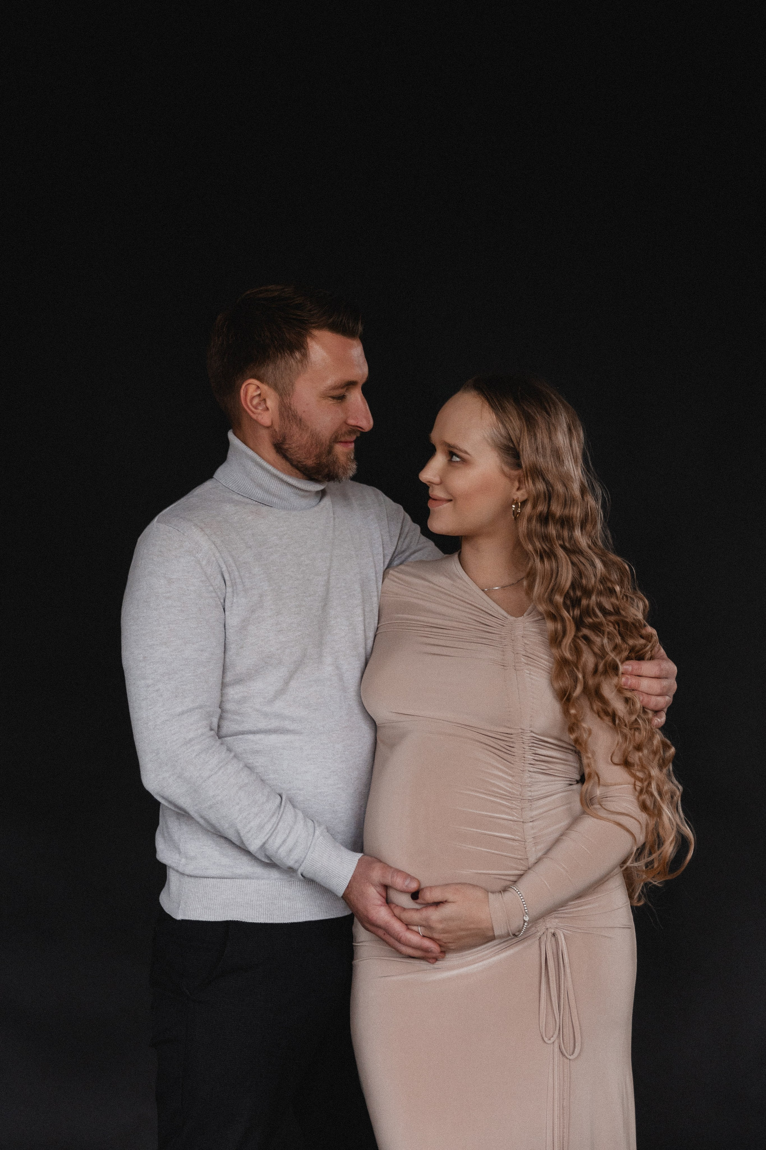 Babybauch Shooting im Fotostudio | Schwangerschaftsfotos in Bochum. Hochzeitsfotografin Bochum | Halyna Reiche Fotografie NRW