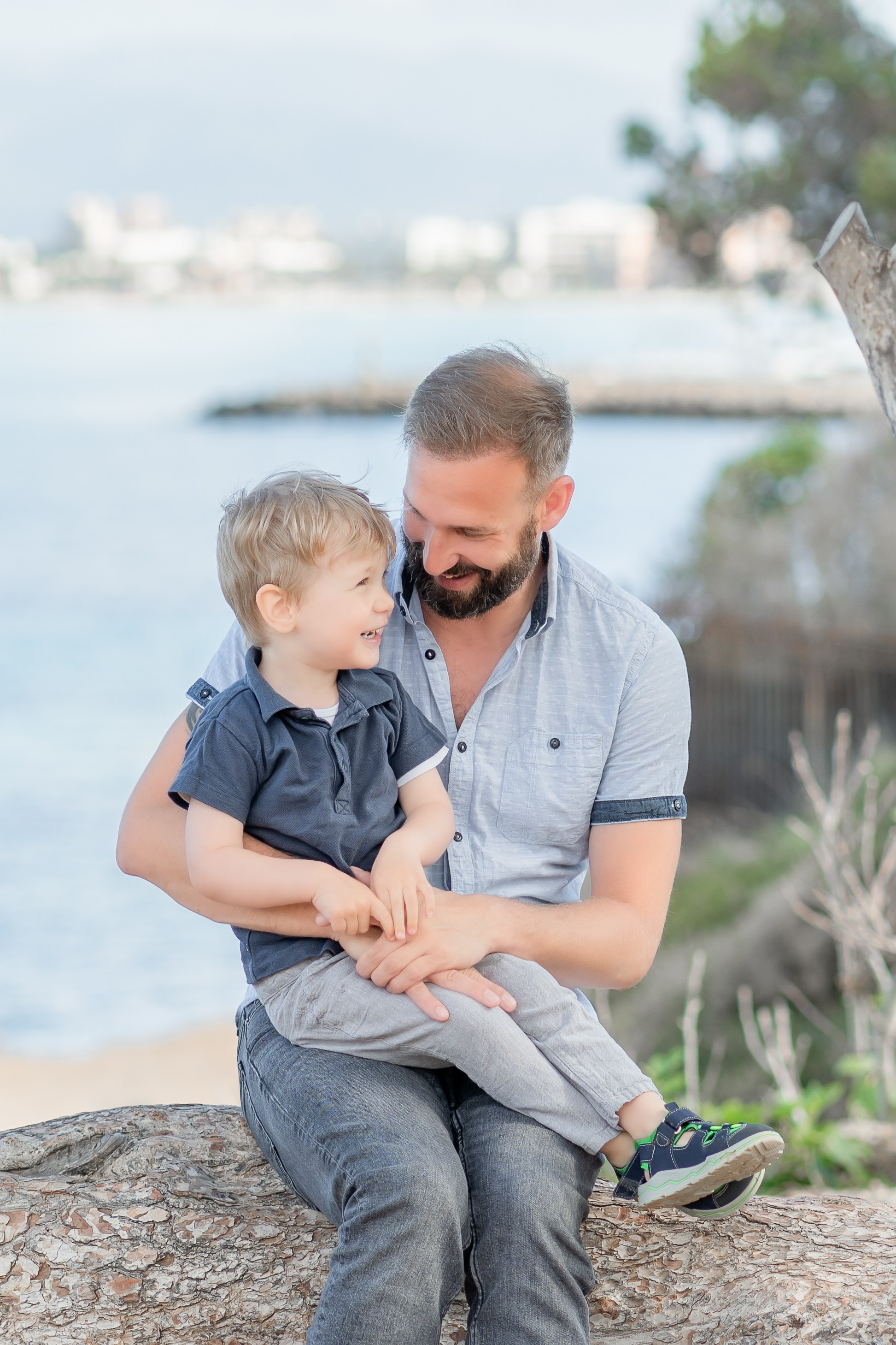Babybauch-Shooting am Meer auf Mallorca mit Familie. Deine Fotografin auf Mallorca für Familien und Business
