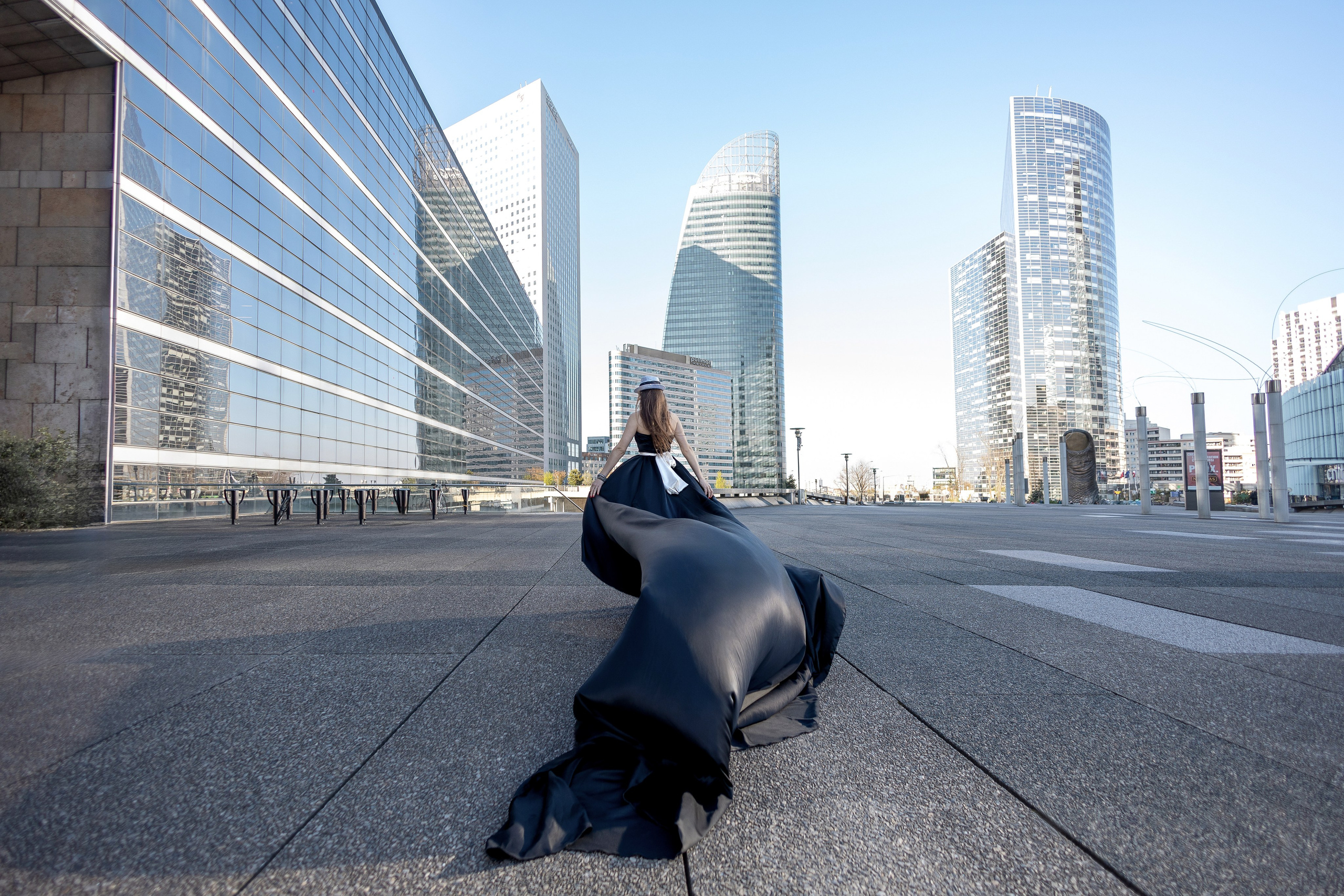 Shooting La Defence cu Lenuta. Wedding, event and family photographer in Paris, Emilian Olaru