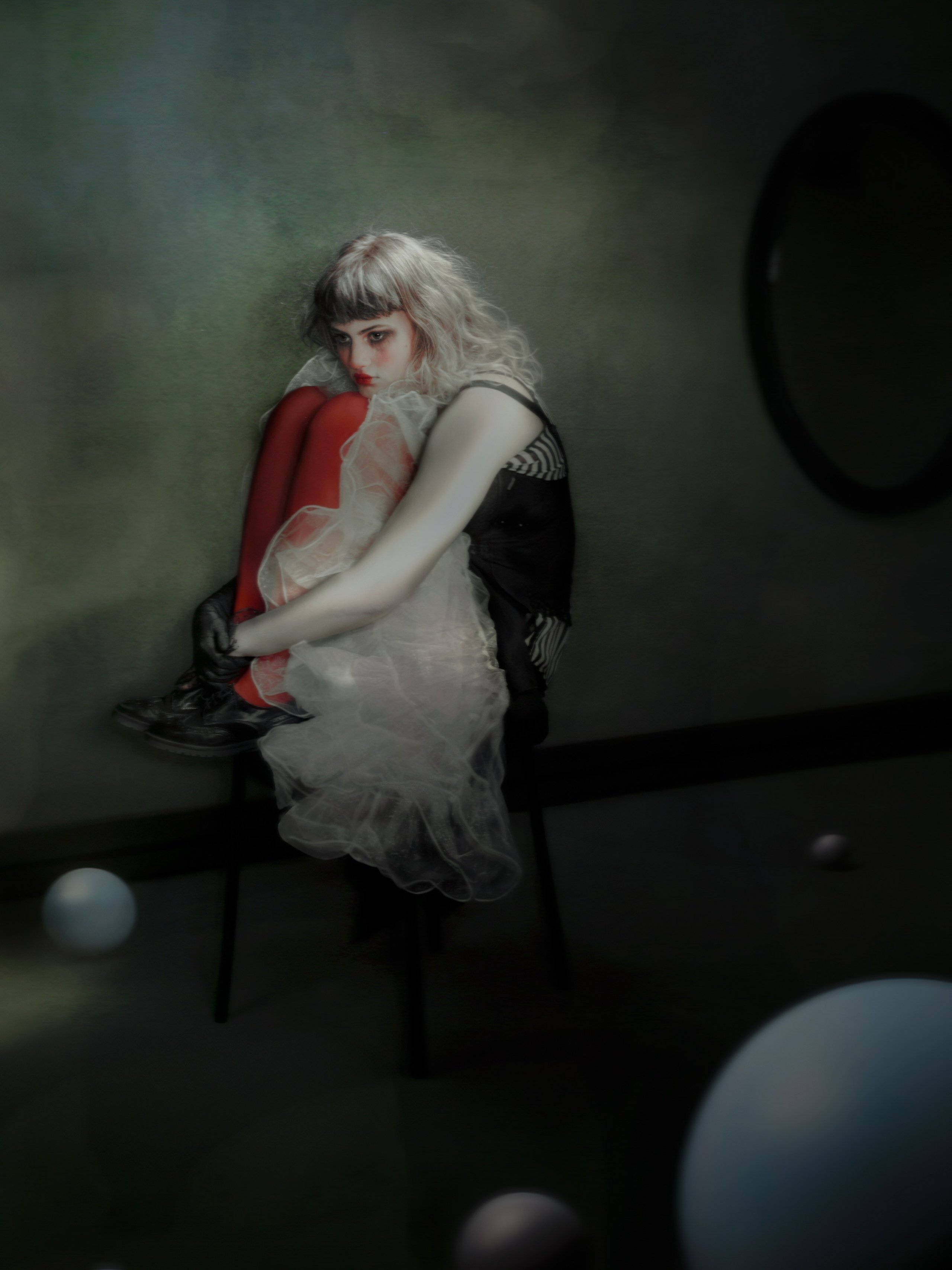 Stimmungsvolles künstlerisches Portrait – Frau mit Bälle in Fotostudio in Salzburg