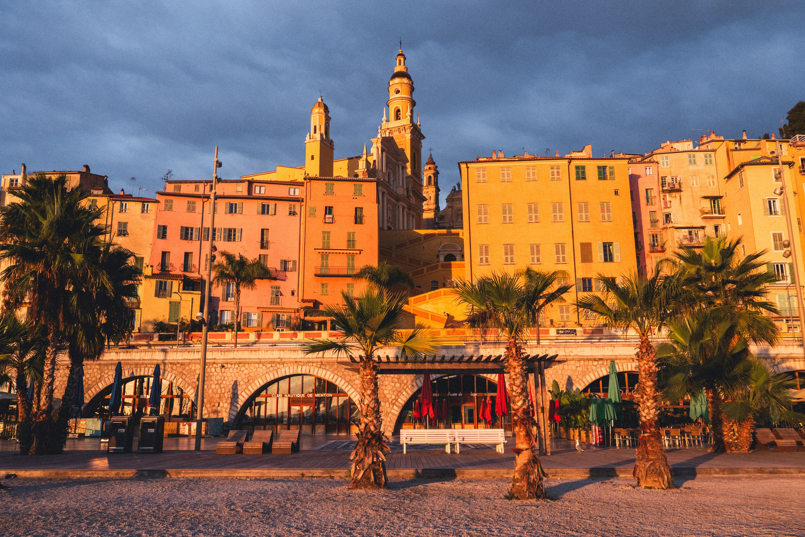 Ментон рассвет, пляж Ментон, Французская Ривьера фото, море Франция, утро на пляже Ментон Франция, Французская Ривьера достопримечательности, рассвет в Ментоне, старый город Ментон, отдых на юге Франции
