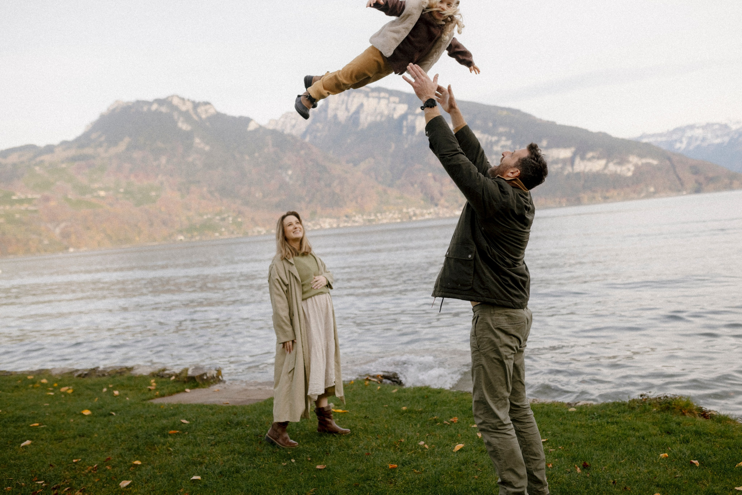 Under the Tree. Polina Sobol — family & documentary photographer in Bern. Outdoor & urban photo sessions for families, kids and couples