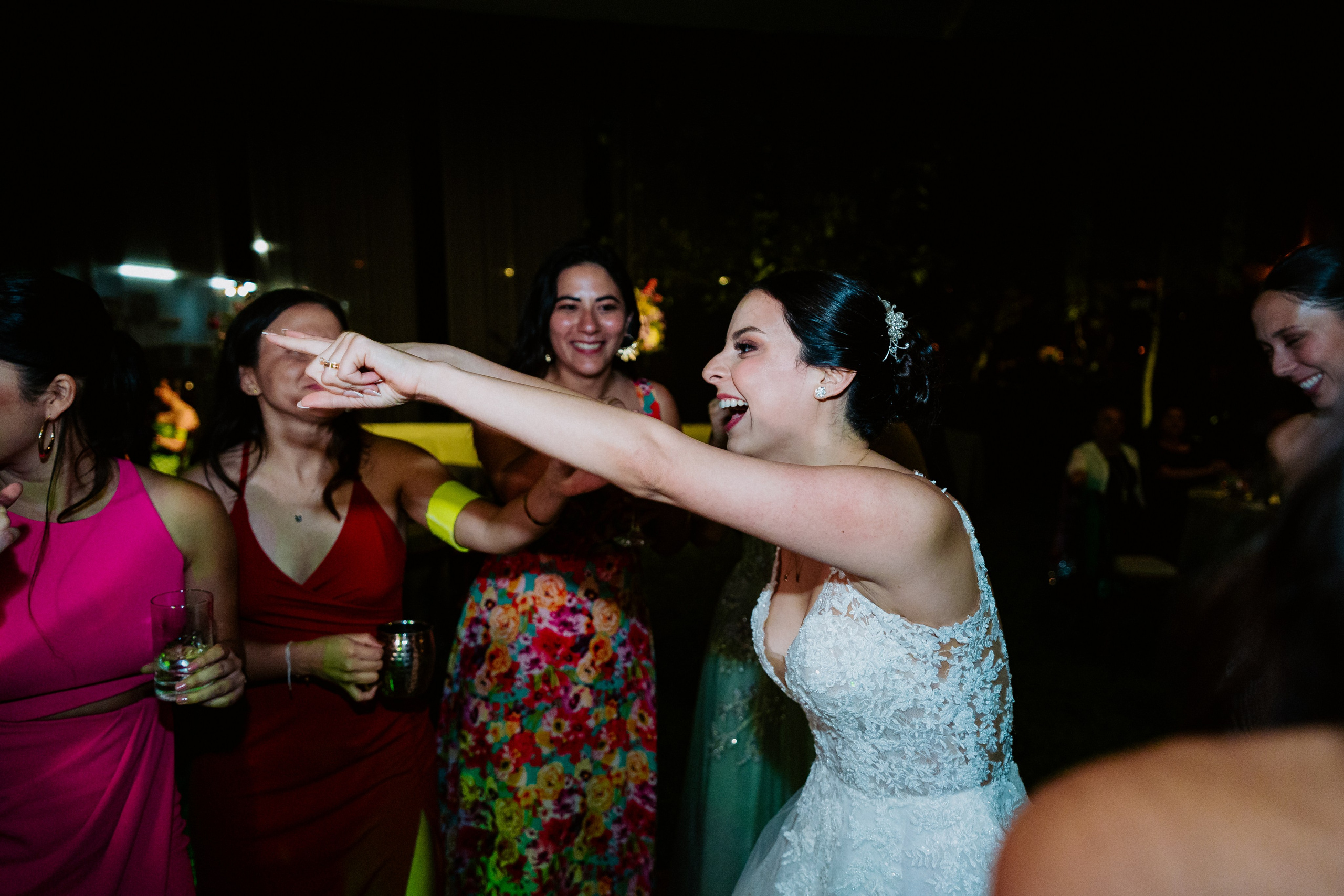 Un vistazo a la fiesta. Fotógrafo de Bodas en Lima | Ronhy Altamirano. Fotografía narrativa y cinematográfica para bodas, quinceañeras y eventos exclusivos